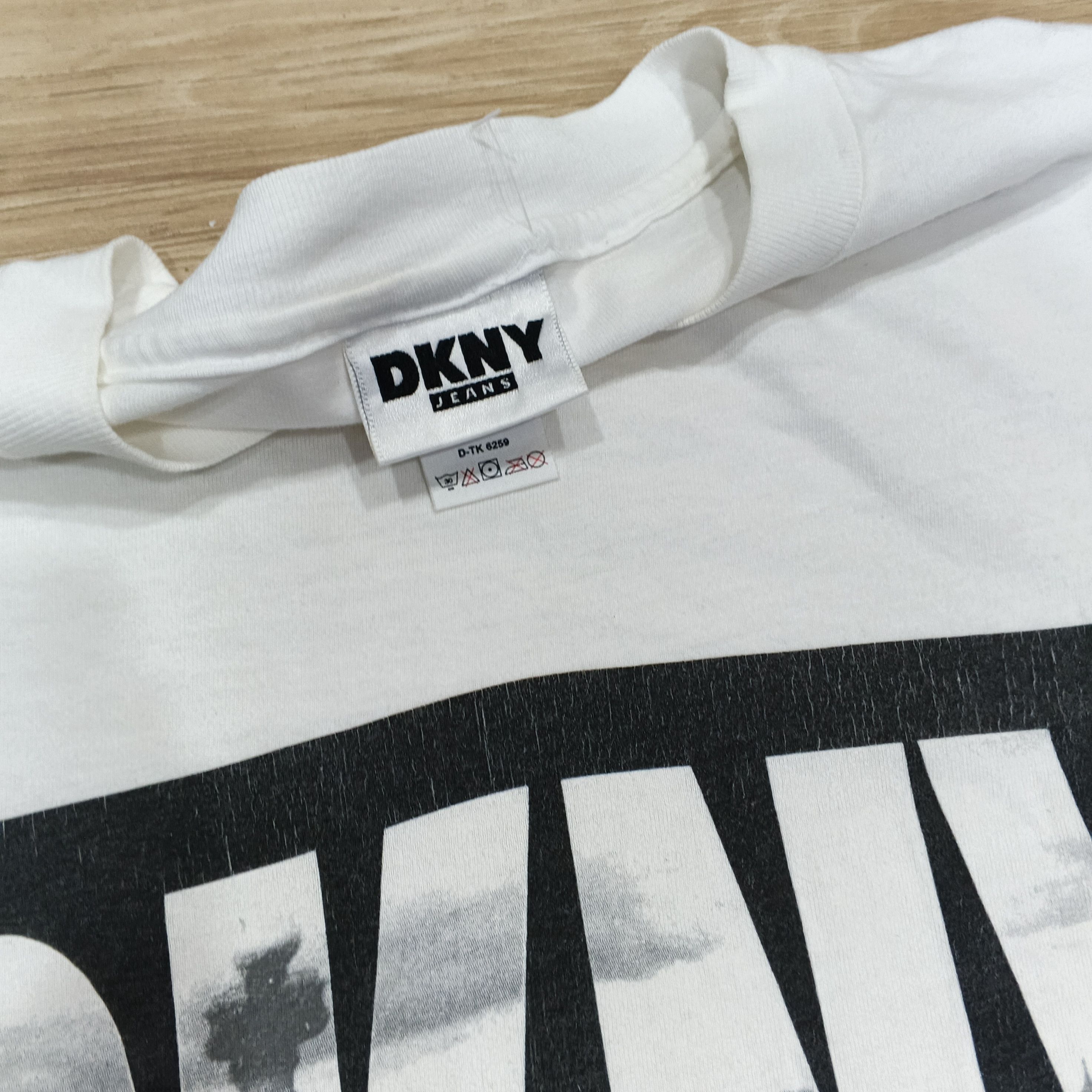 DKNY Vintage 90s DKNY New York Jeans Liberty Of Queen Tshirt Size US XL / EU 56 / 4 - 7 Thumbnail
