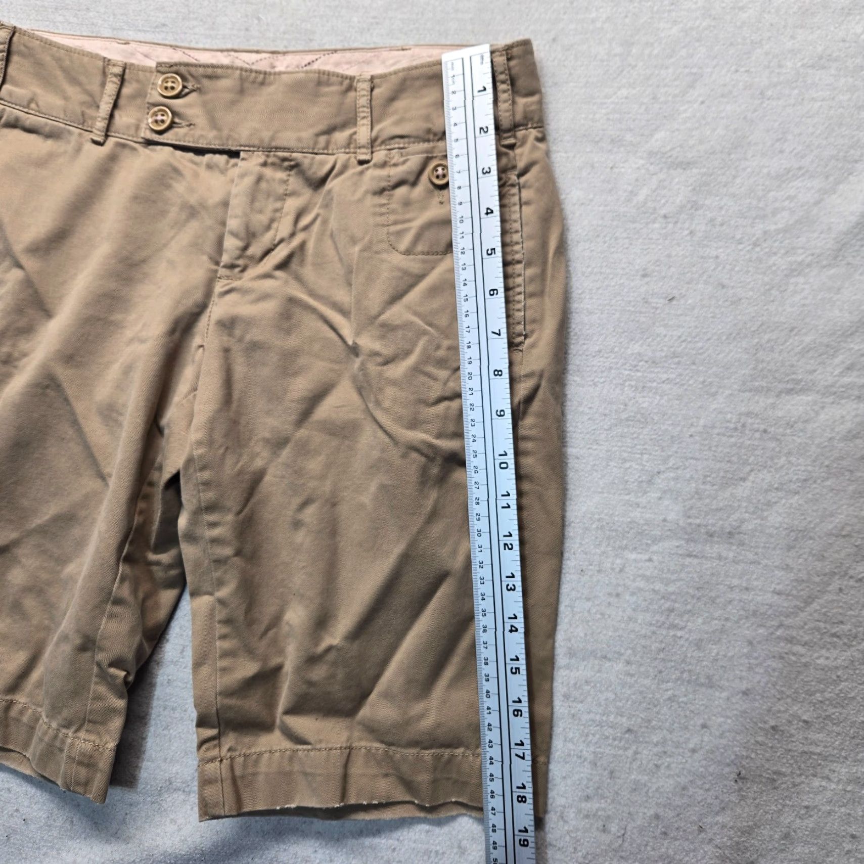 Old Navy Old Navy Beige Khakis Chinos Shorts Women Size 4 Regular 100% Cotton Khaki Comfort Wear Size 27" / US 4 / IT 40 - 4 Thumbnail