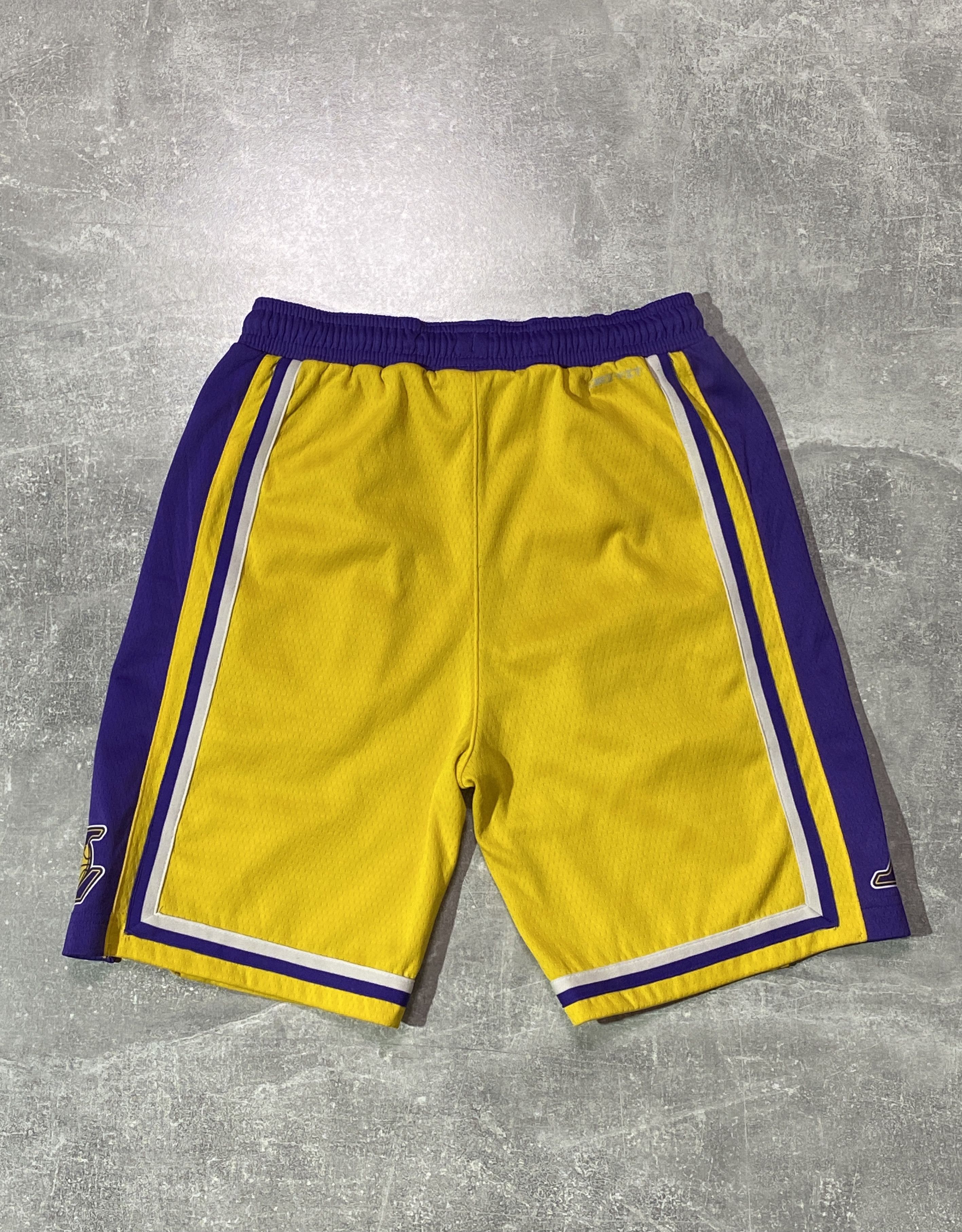 Nike Nike x L.A Lakers NBA Basketball Shorts Size US 32 / EU 48 - 2 Thumbnail