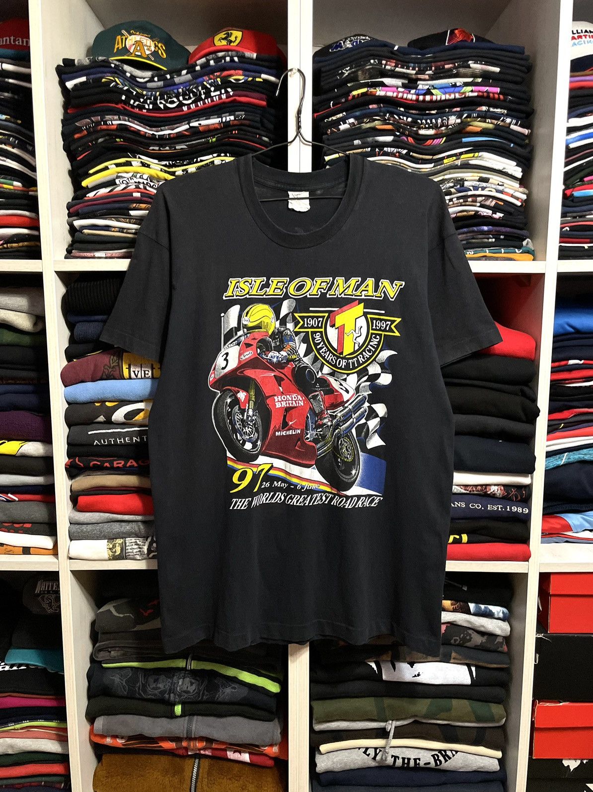 Vintage Vintage 1997 Isle Of Man 90s Racing Honda Faded T-Shirt Size US XL / EU 56 / 4 - 1 Thumbnail