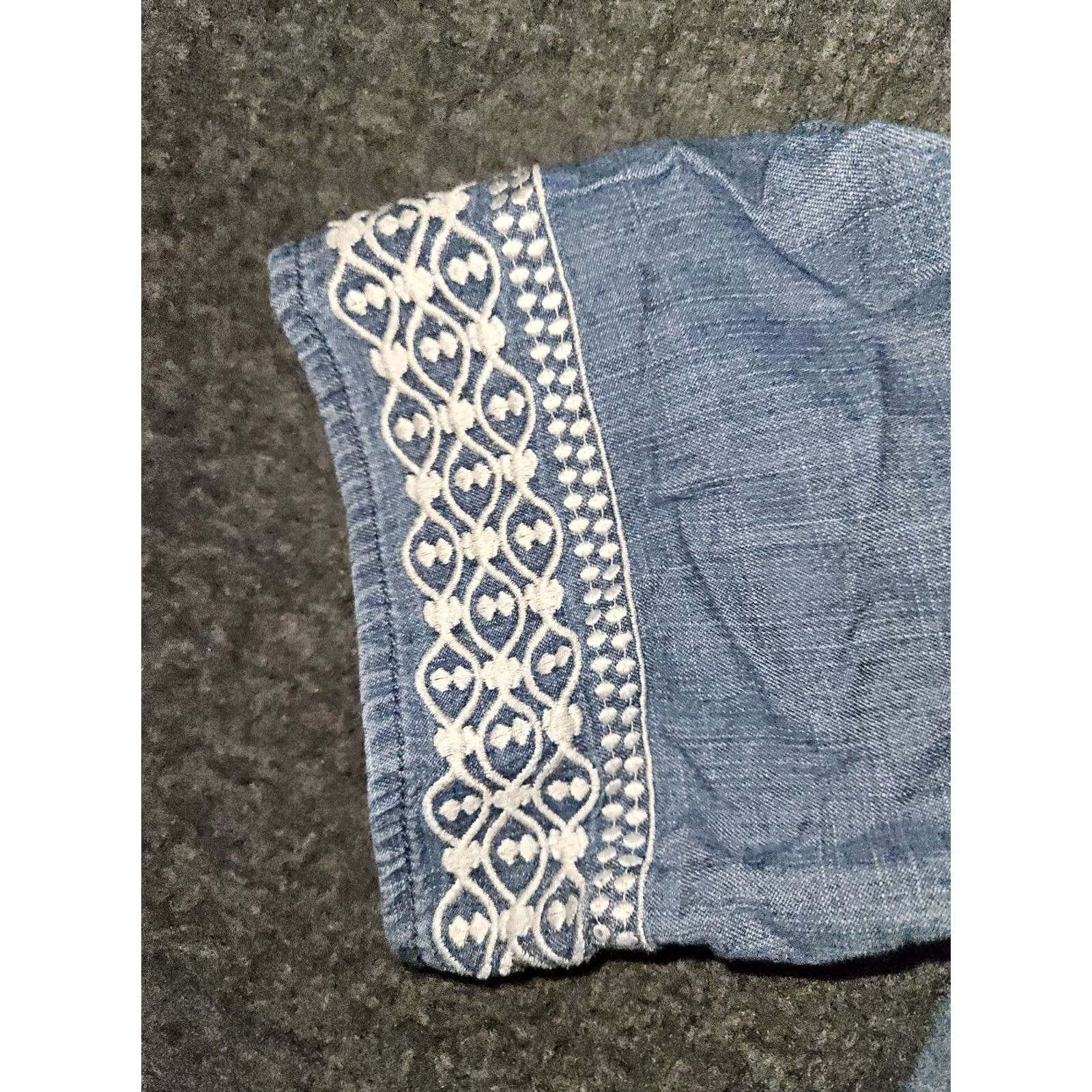 Vineyard Vines Vineyard Vines Chambray Top Women's Large Blue Embroidered V-Neck Blouse Size L / US 10 / IT 46 - 6 Thumbnail