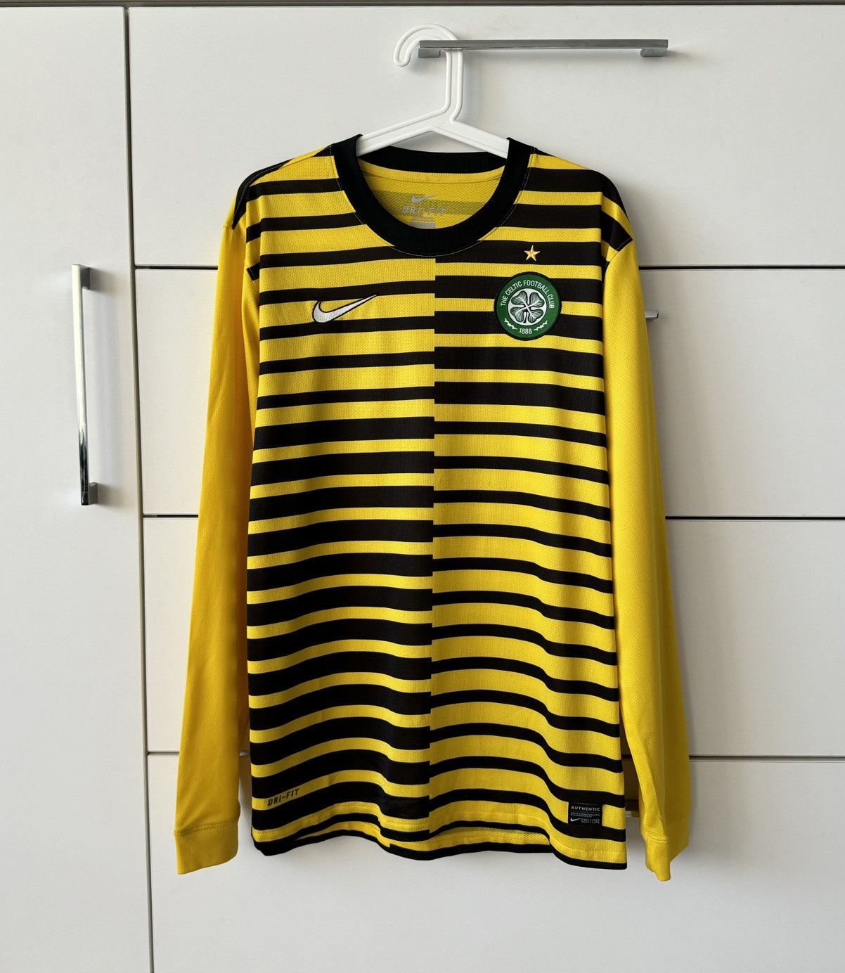 Nike Nike Celtic Glasgow 2011/12 Third Soccer Long Sleeve Jersey Size US L / EU 52-54 / 3 - 1 Thumbnail