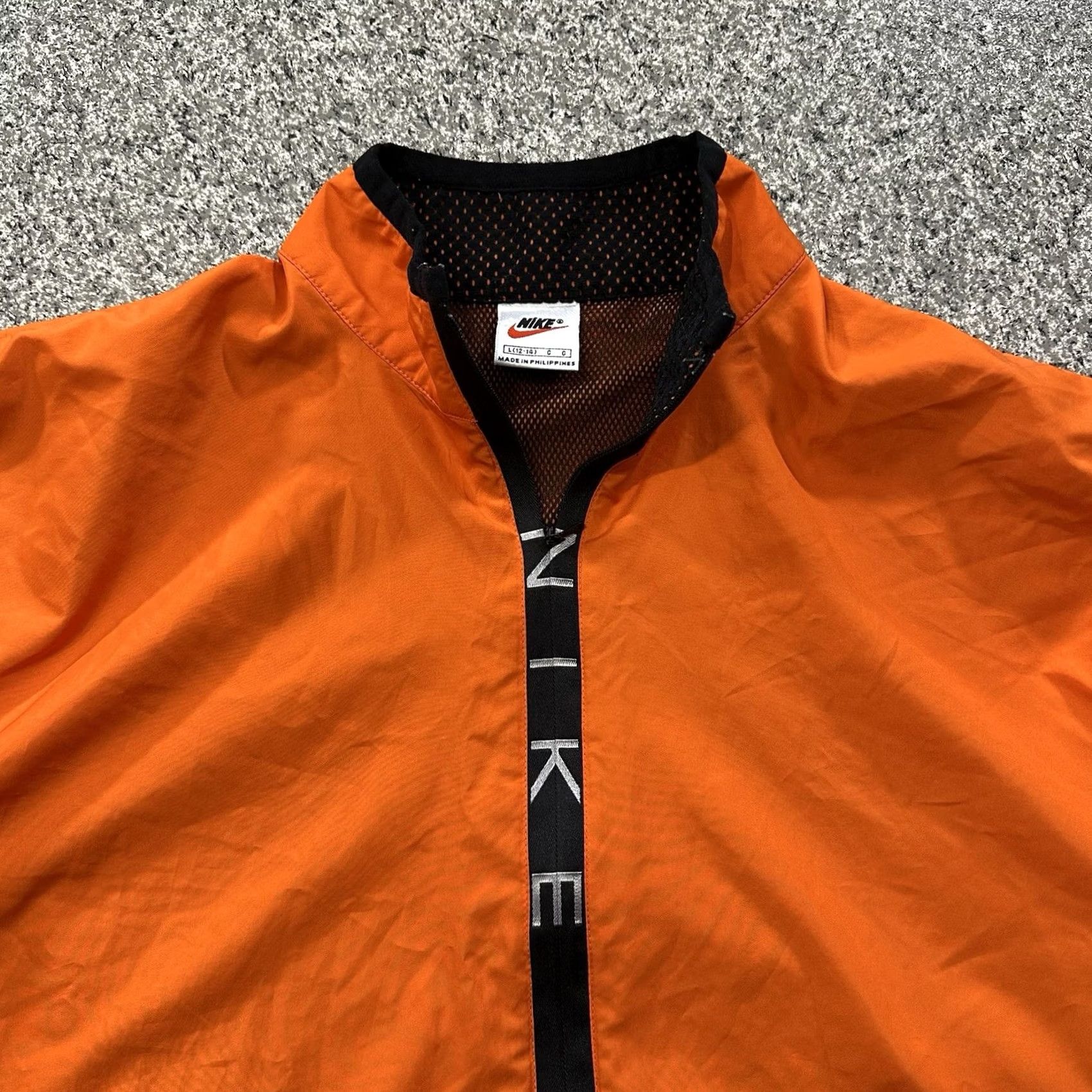 Nike VINTAGE Nike Windbreaker Jacket Womens L Anorak 1/2 Zip Pullover Orange Black Windrunner Jacket Womens L Orange 1/2 Zip Nike Windbreaker Womens L Size L / US 10 / IT 46 - 2 Thumbnail