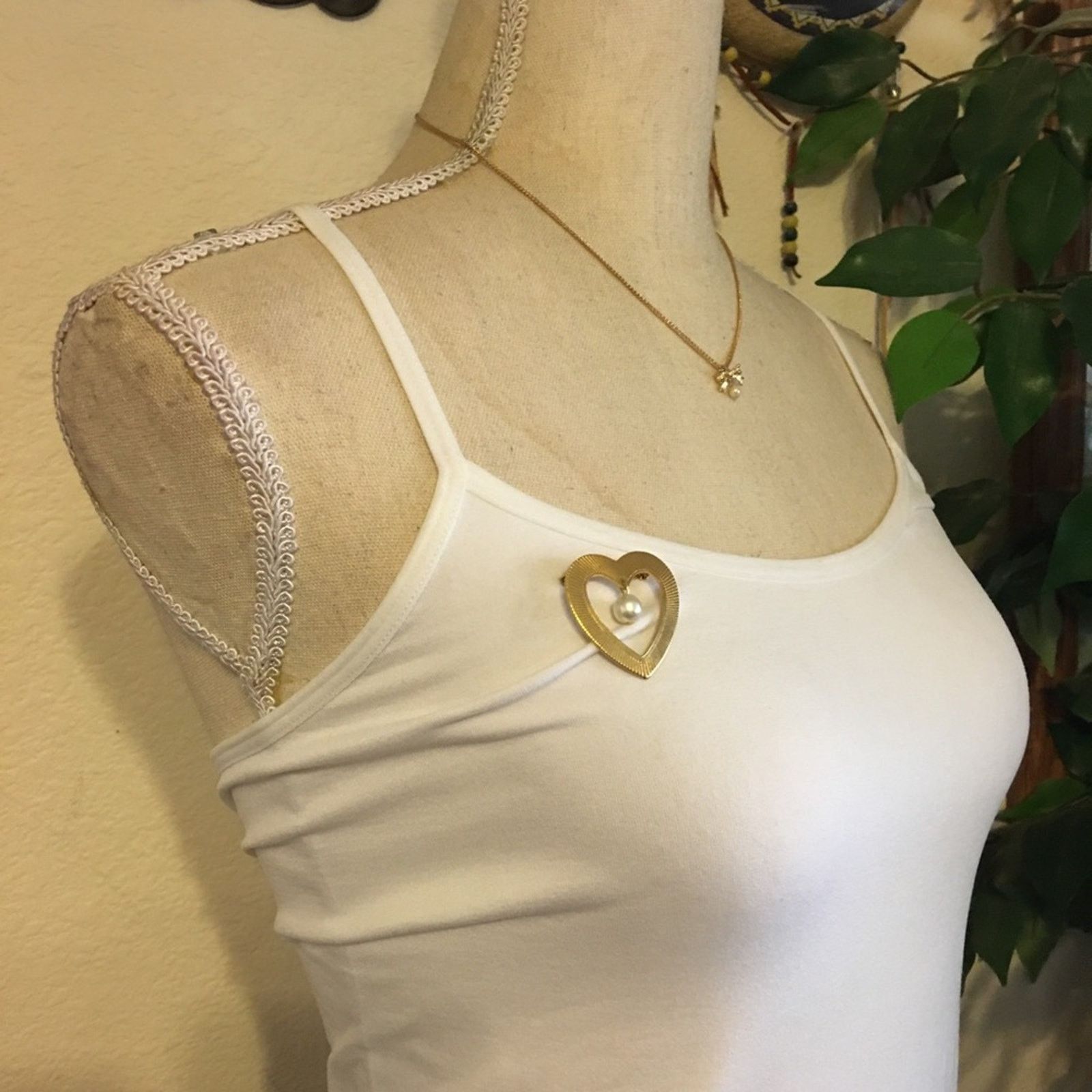 Vintage Vintage gold tone heart dangle pearl accent brooch Size ONE SIZE - 4 Thumbnail