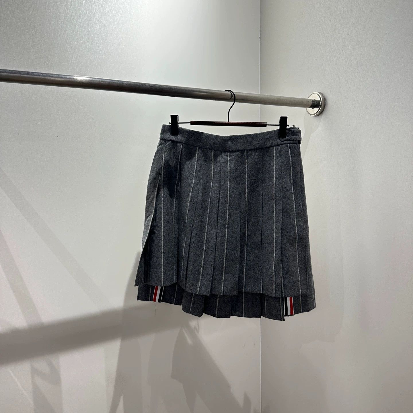 Thom Browne ThomBrowne apr508 vert stripe wool pleated skirt 40 Size 27" / US 4 / IT 40 - 1 Thumbnail