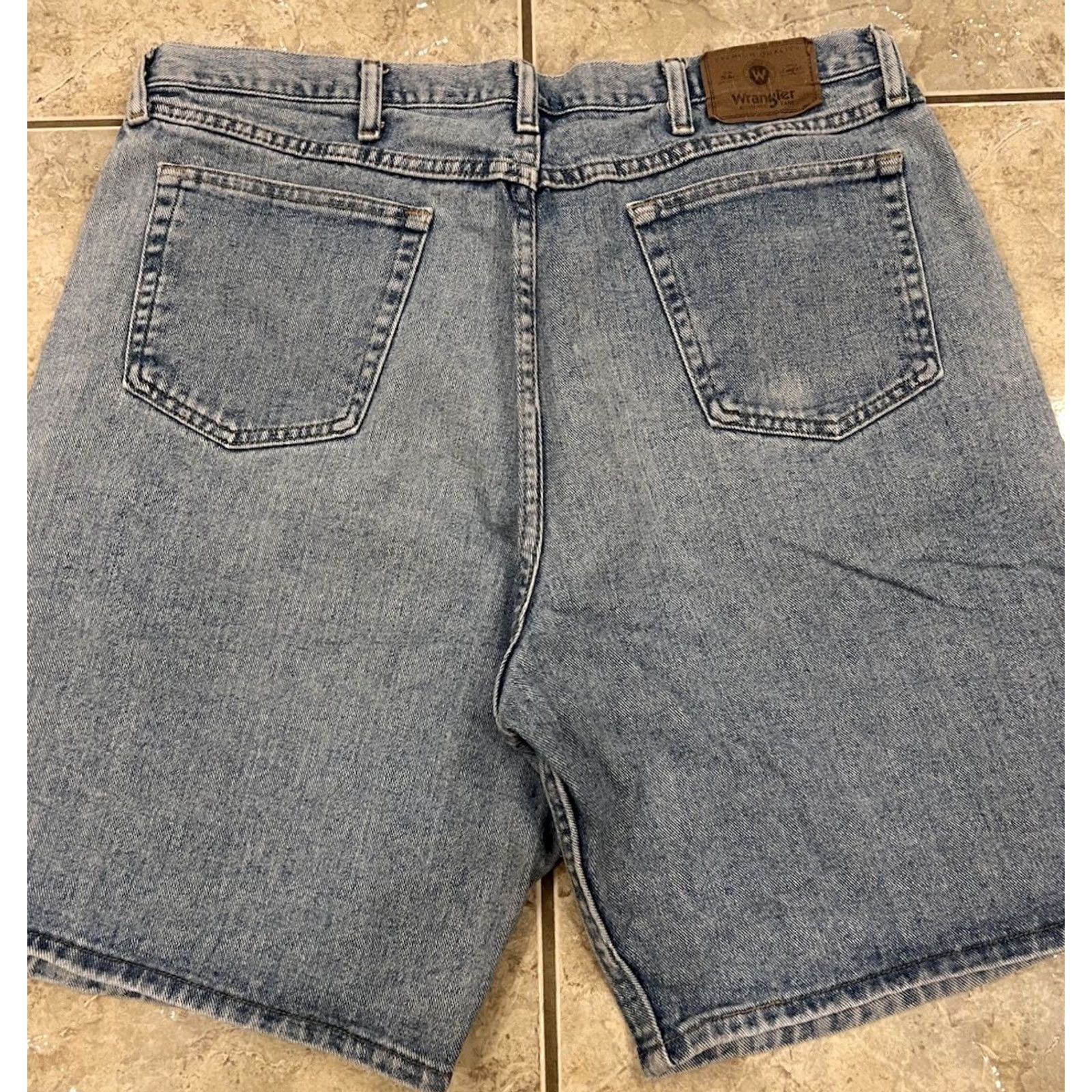 Wrangler Mens 40 Wrangler Relaxed Fit Denim Blue Jean Shorts 10" Classic Jorts Distressed Size US 40 / EU 56 - 2 Thumbnail