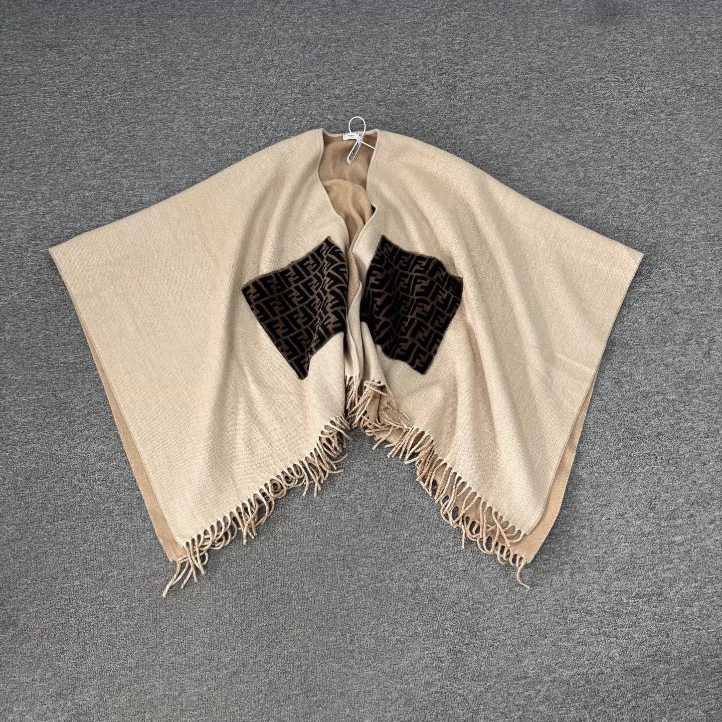 Fendi Fendi FF Pocket Tassel Cape Wool-Cashmere Size ONE SIZE - 1 Thumbnail