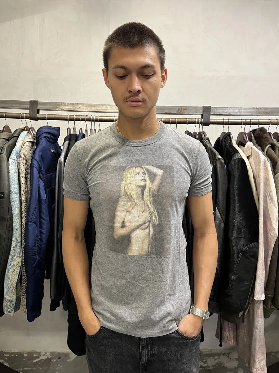 Dolce & Gabbana 2000s Dolce & Gabbana Claudia Schiffer Naked Grey T-Shirt Size US S / EU 44-46 / 1 - 2 Thumbnail