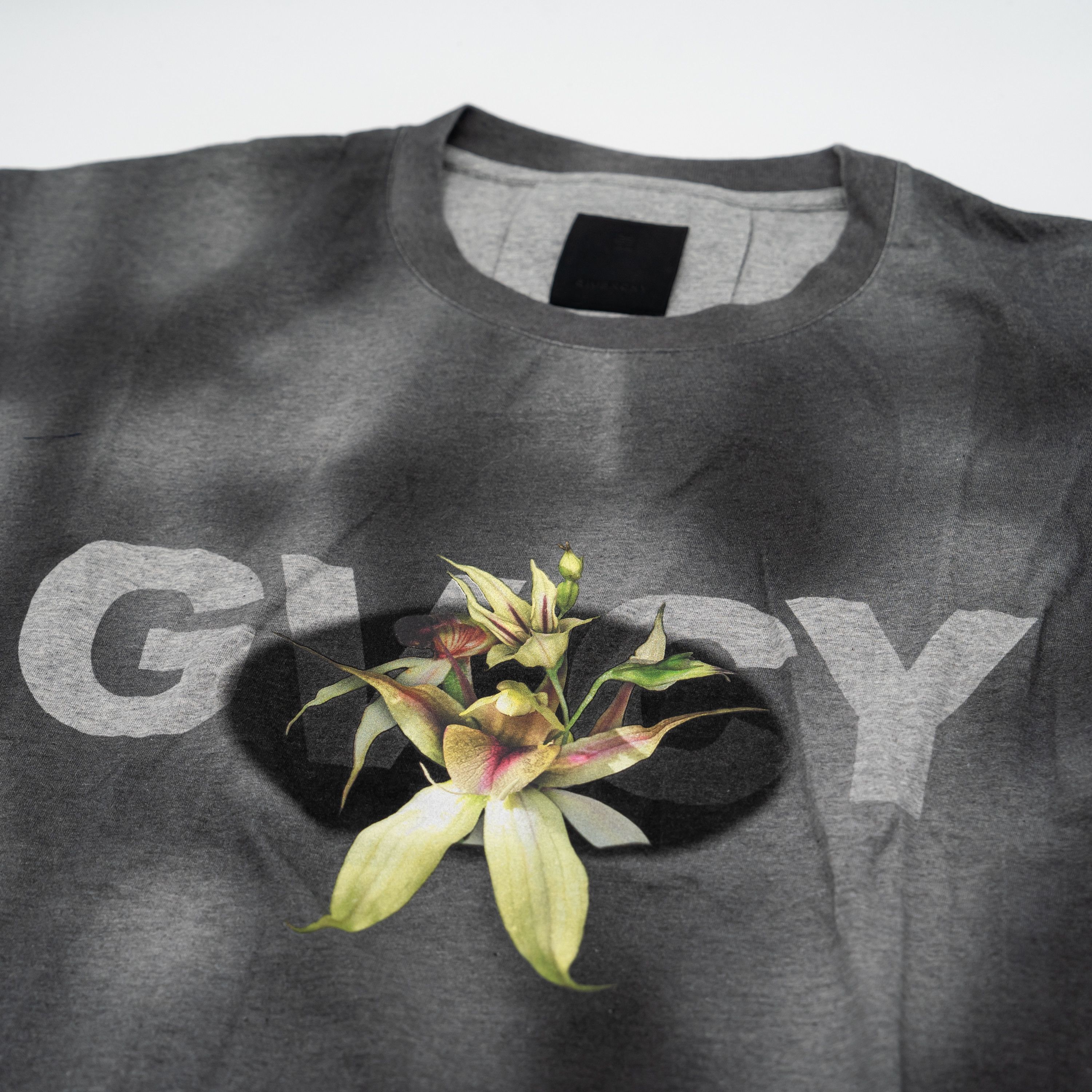 Givenchy L Givenchy Floral Graphic Faded Grey T-Shirt Size US L / EU 52-54 / 3 - 2 Thumbnail