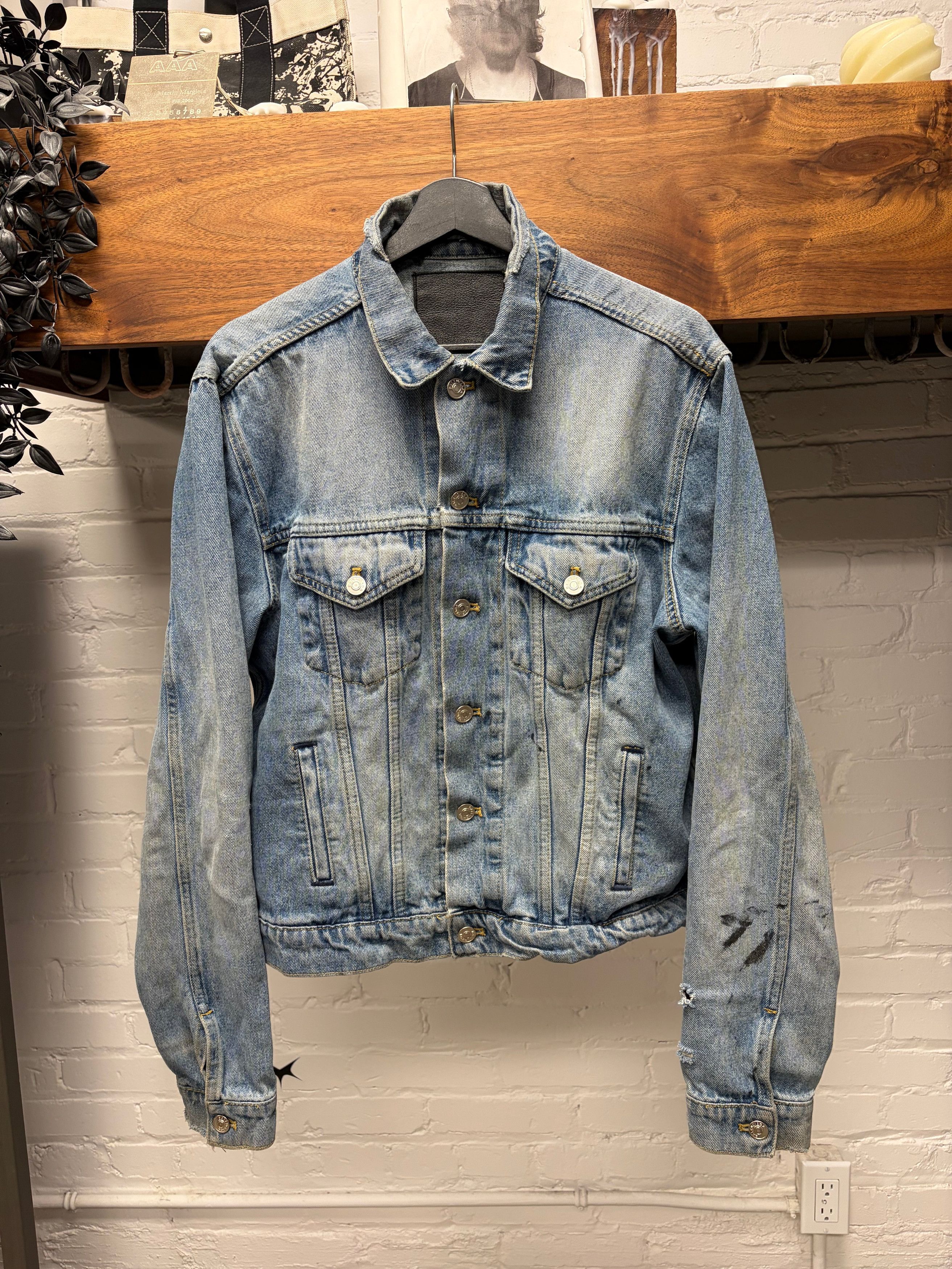 Balenciaga AW2017 Balenciaga ‘Campaign’ Embroidered Logo Light Wash Denim Jacket Size US L / EU 52-54 / 3 - 4 Thumbnail