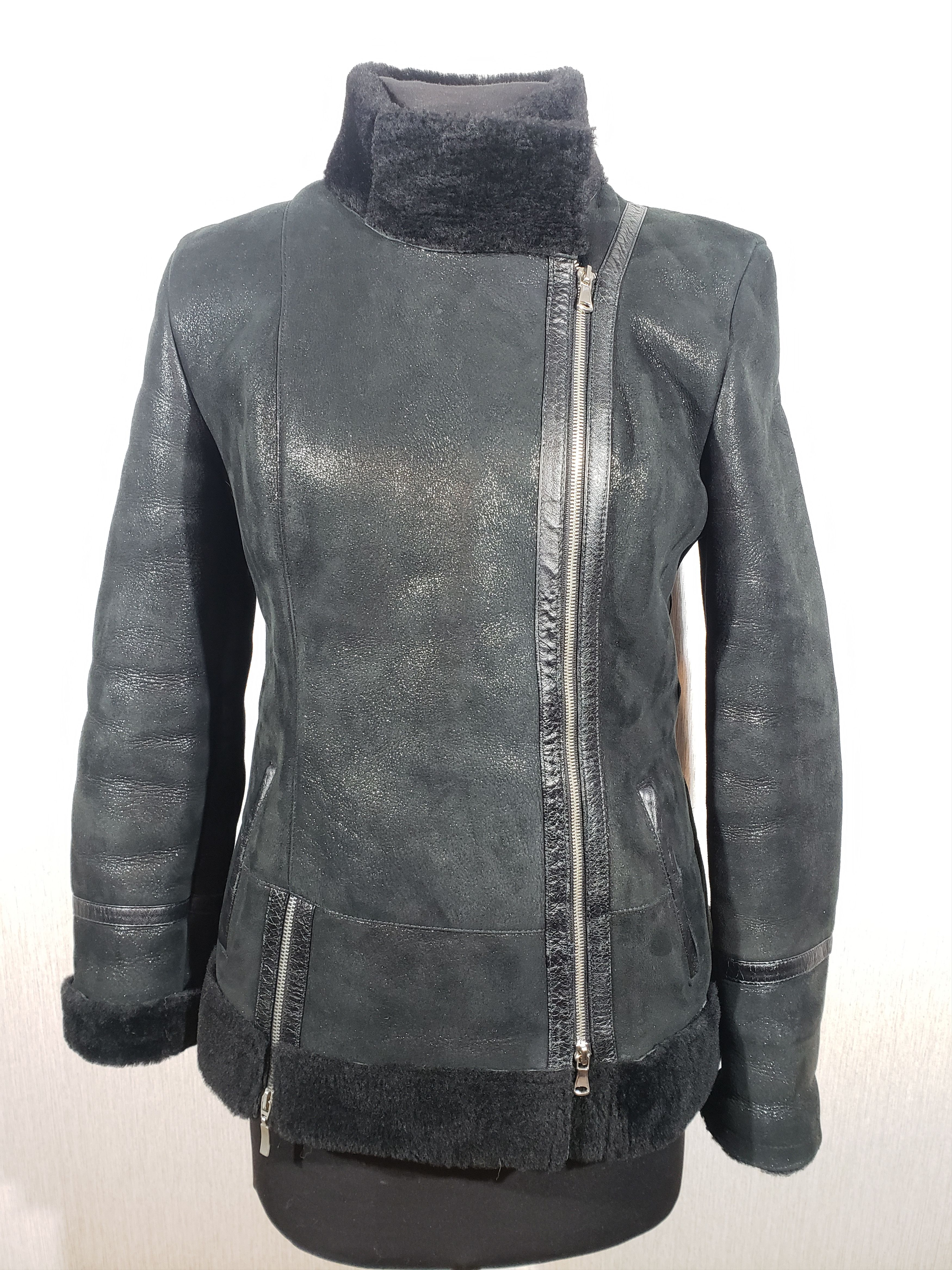 image of Art x Sheepskin Coat Warm Stylish Women's Sheepskin Coat With Genuine Fur in Black (Size Medium)