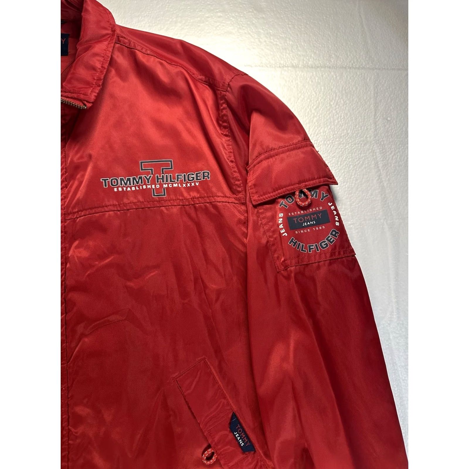 Tommy Hilfiger VTG Tommy Hilfiger Jeans Jacket Mens Medium Red Logo Windbreaker Hooded Nylon Front Zip Button Snap Sailor Windbreaker *Flaw" Size US 31 - 3 Thumbnail