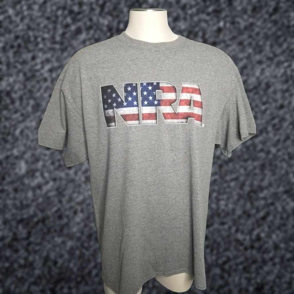 Logo 7 VINTAGE NRA Spellout Logo Shirt Mens XL Gray 100% Cotton Short Sleeve Crew Neck United States Flag 90s Mens Size US XL / EU 56 / 4 - 1 Thumbnail