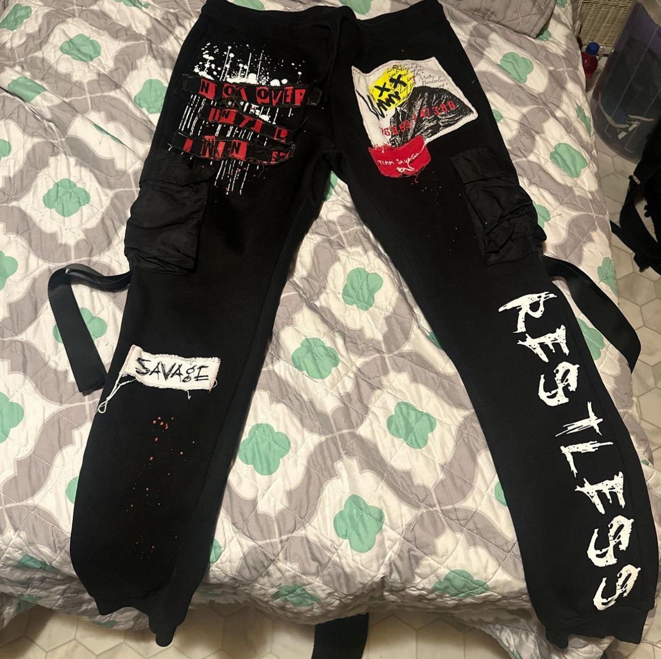 Other black cargo sweats wit red Size US 33 - 1 Preview