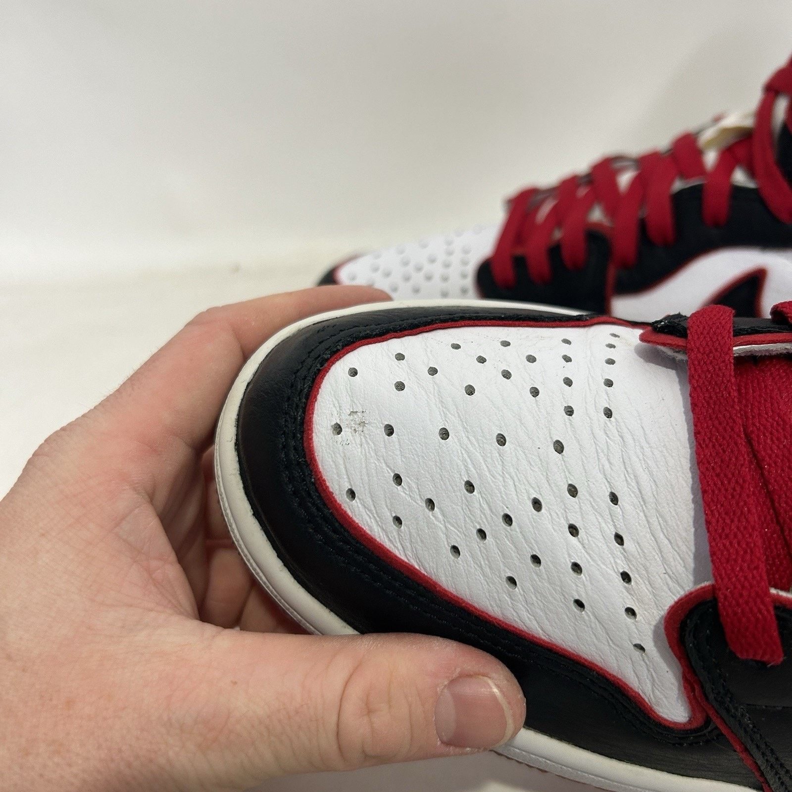 Nike Nike Air Jordan 1 Retro High OG “Bloodline” Size US 10.5 / EU 43-44 - 8 Thumbnail