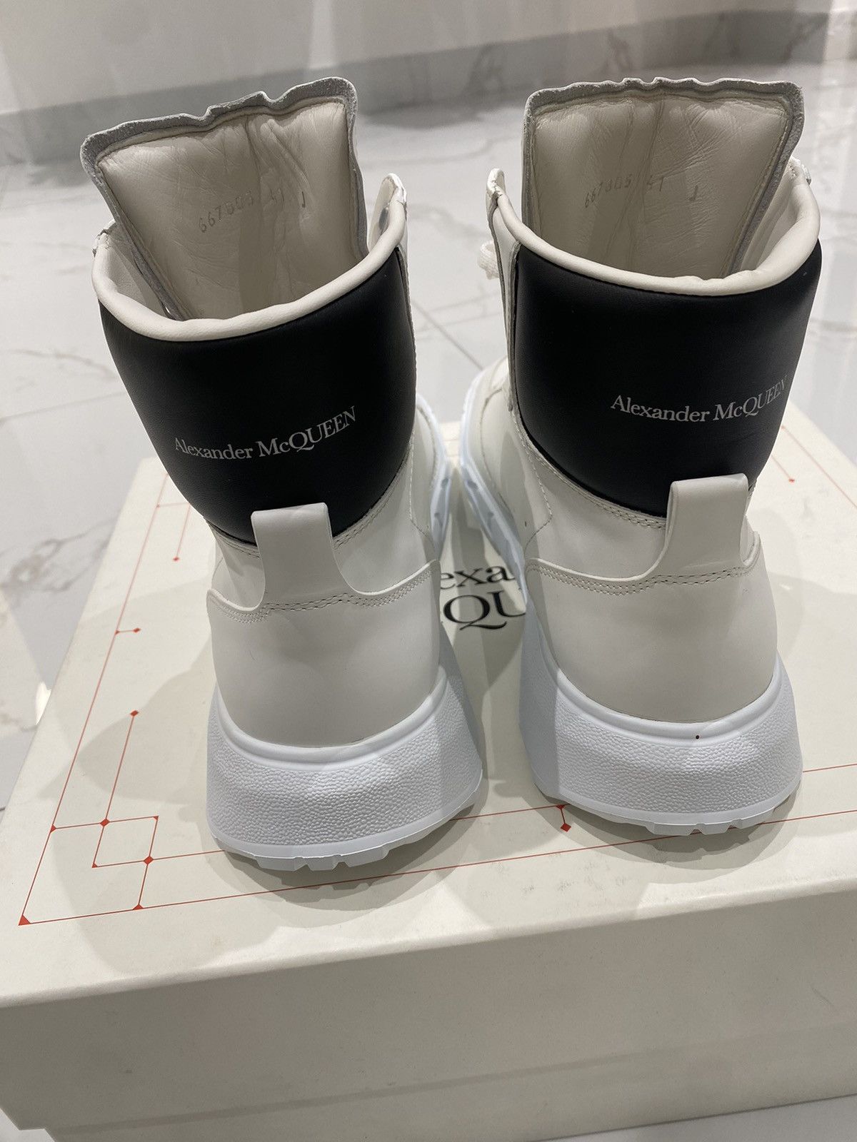 Alexander McQueen Alexander McQueen White and black high-top court sneakers Size US 8 / EU 41 - 3 Thumbnail