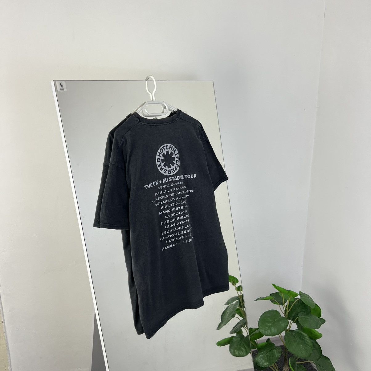 Band Tees Vintage Y2K Red Hot Chili Peppers Rock Band T-Shirt Size US XL / EU 56 / 4 - 2 Thumbnail