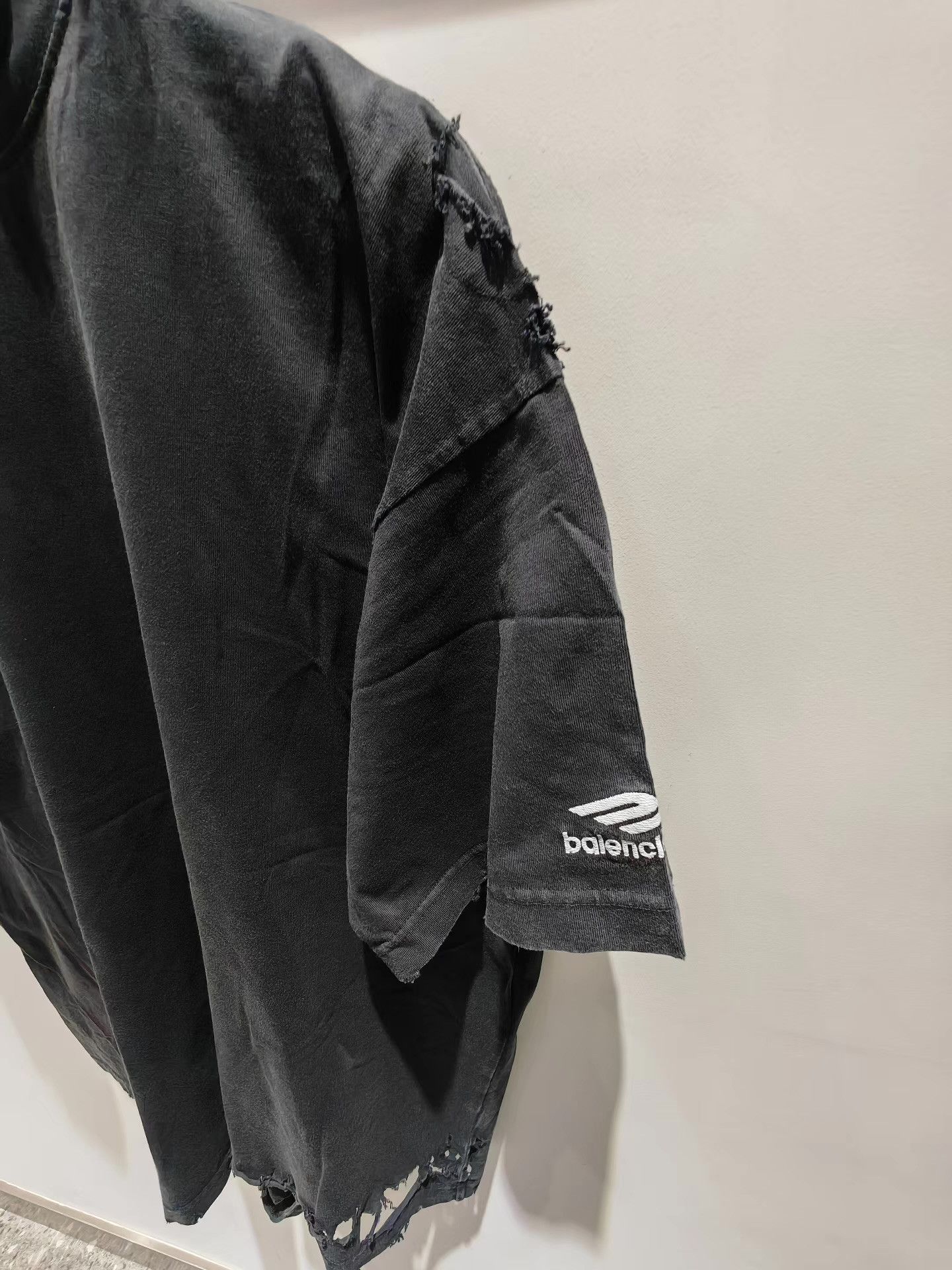 Balenciaga Balenciaga Sleeve Tee。 Q15 Size US L / EU 52-54 / 3 - 3 Thumbnail