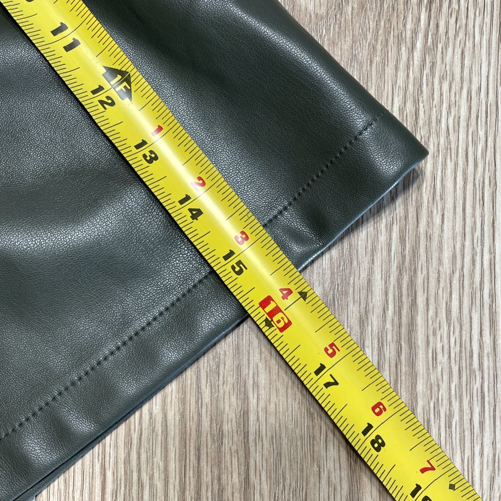 Vintage VINTAGE Versona Faux Leather Chino Shorts Women’s Elastic Waist Size Large Green Size 36" / US 14 / IT 50 - 7 Thumbnail