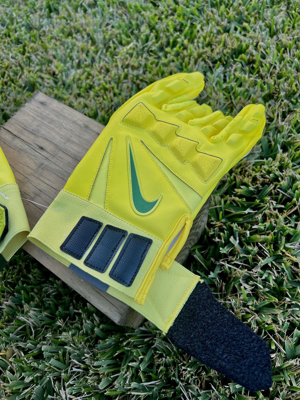 NCAA × Nike RARE Nike Oregon Ducks Hyperbeast 2.0 Football Gloves XXL Size ONE SIZE - 6 Thumbnail