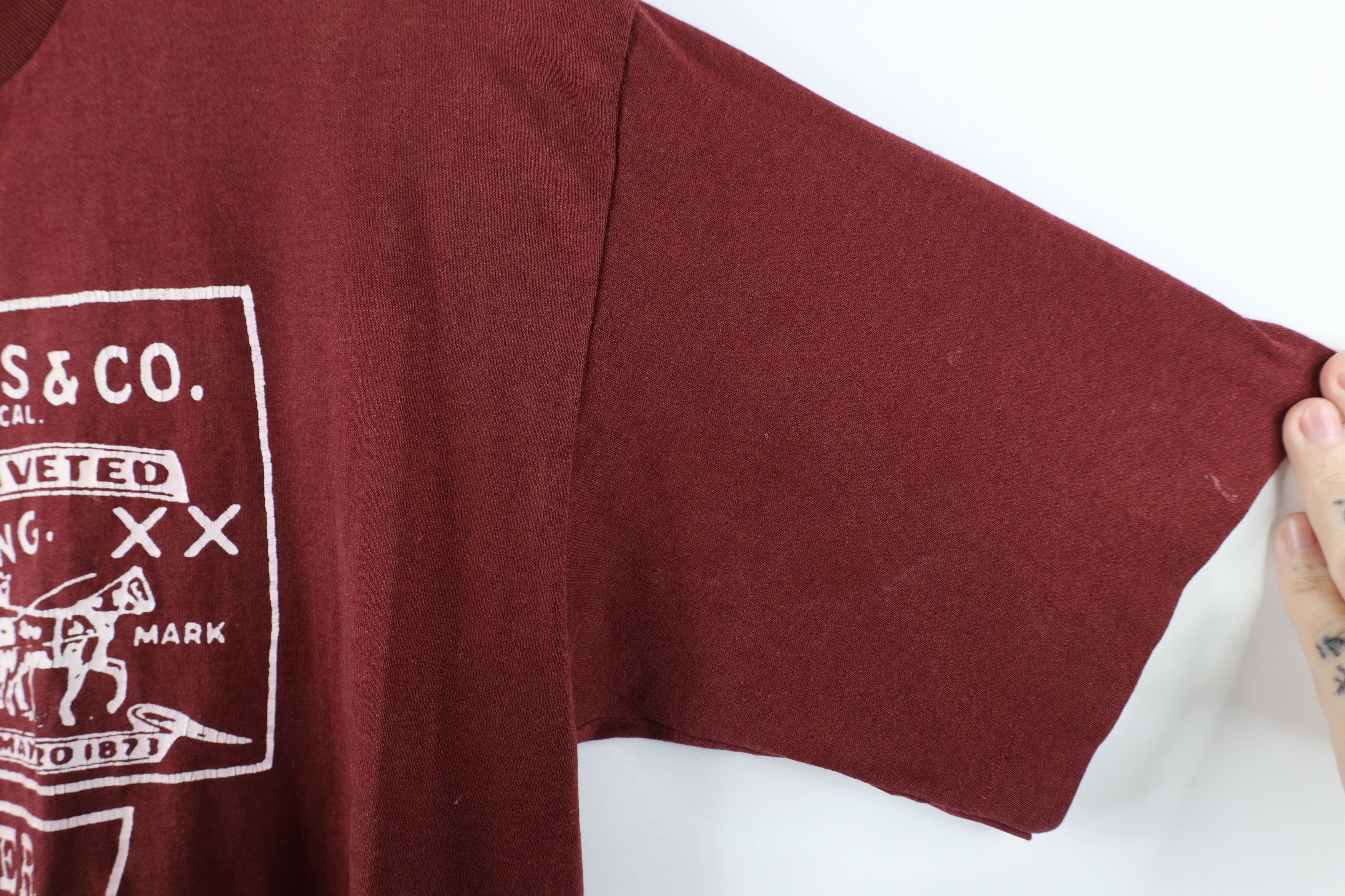 Vintage Vintage 70s 80s Levis Spell Out Patch Rivet T-Shirt Red USA Size US L / EU 52-54 / 3 - 11 Thumbnail