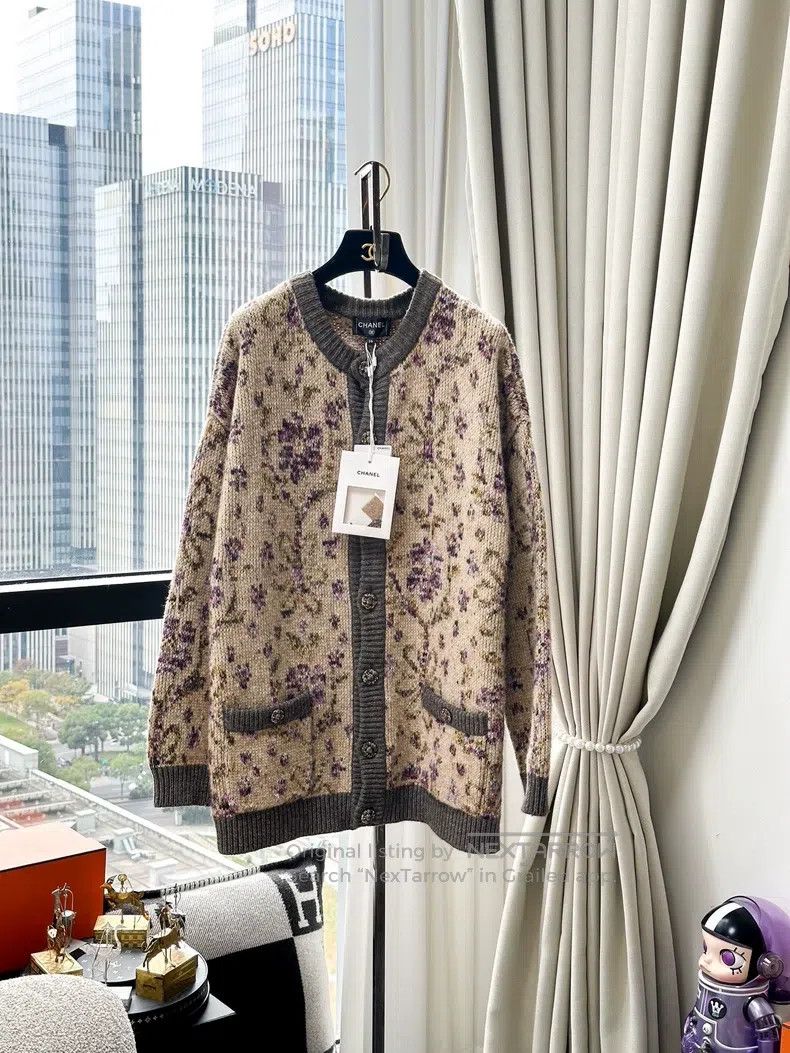 Chanel Chanel 22K khaki floral knitted round-neck long-sleeved ca Size XS / US 0-2 / IT 36-38 - 1 Thumbnail