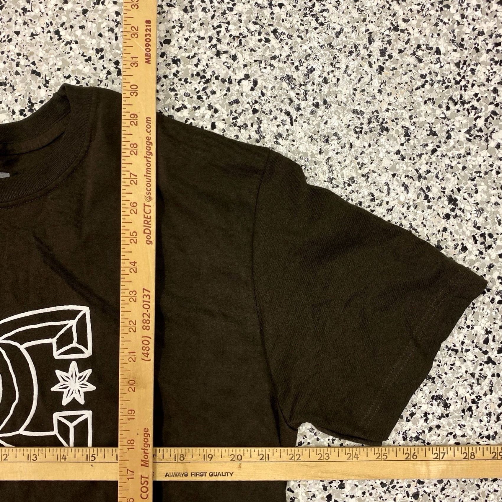 Vintage DC Shoes CO USA Shirt Mens Medium Brown Crewneck Tee Logo Skateboard Biking 90s USA Collection Regular Mens Shirt Size US M / EU 48-50 / 2 - 3 Thumbnail