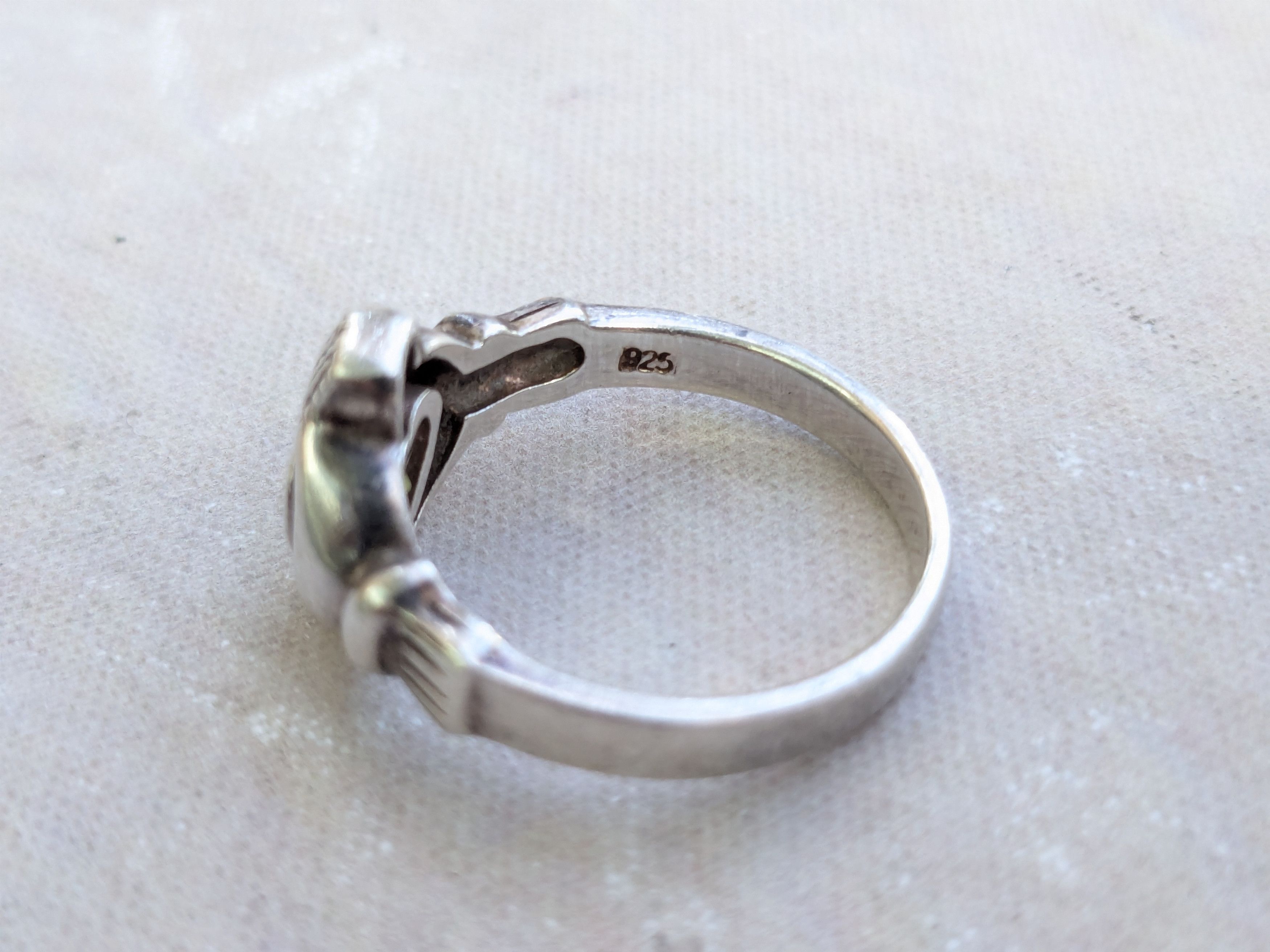 Jewelry Vintage Sterling Silver Ring Hearts Green Peridot 9 Band Size ONE SIZE - 7 Thumbnail