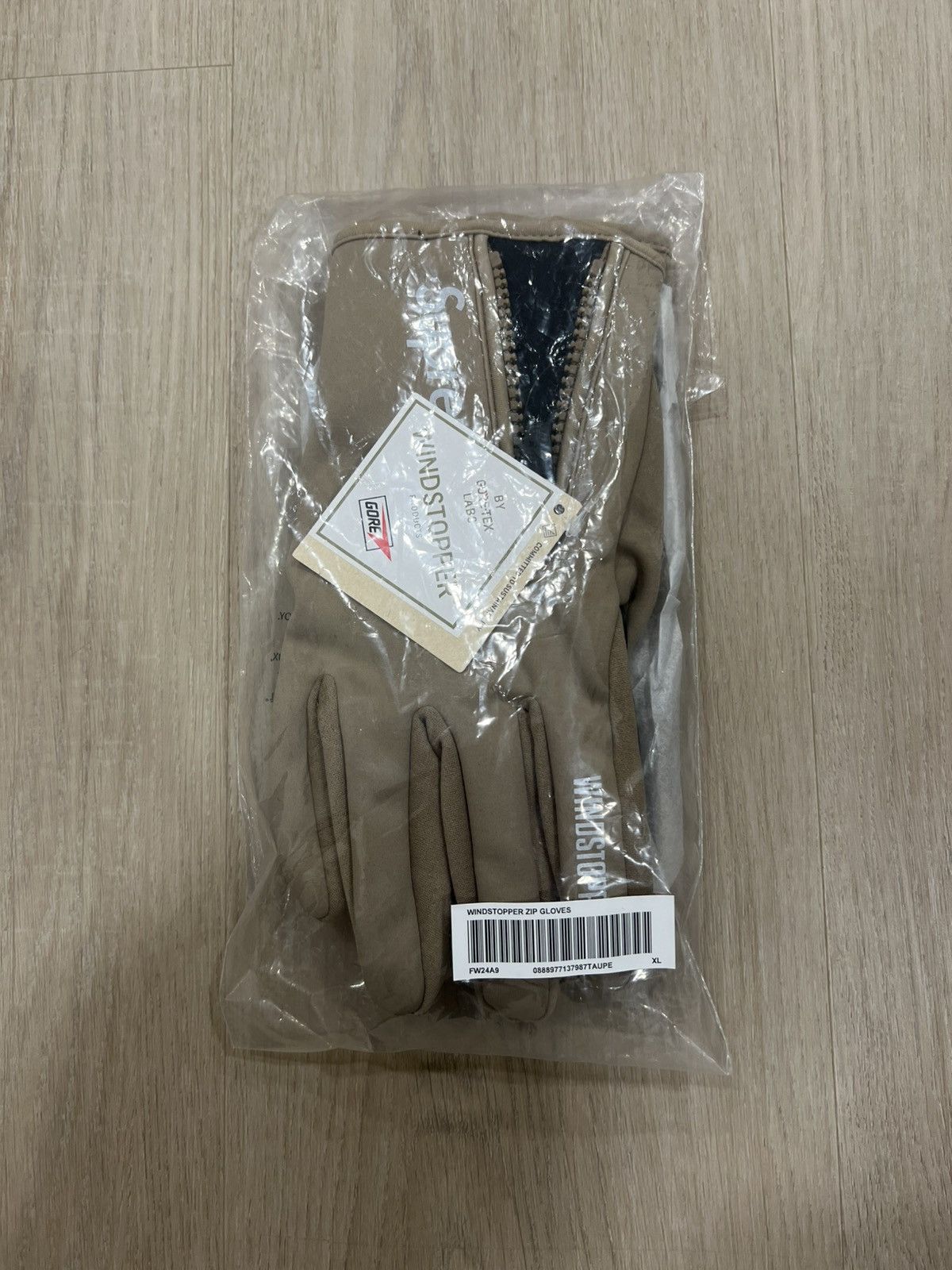 Supreme WINDSTOPPER Zip Gloves Taupe - FW24 - US