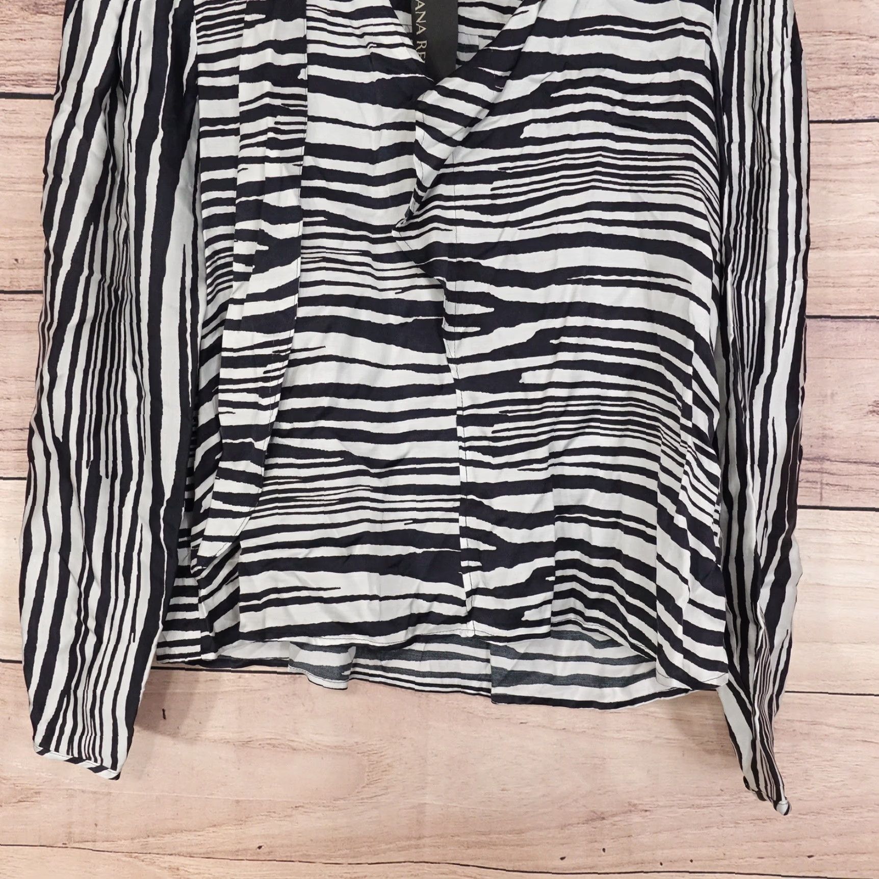 Banana Republic Banana Republic Blouse Womens Small Black White Zebra Stripe Long Sleeve Top Mens is incorrect it should be Womens Size S / US 4 / IT 40 - 3 Thumbnail