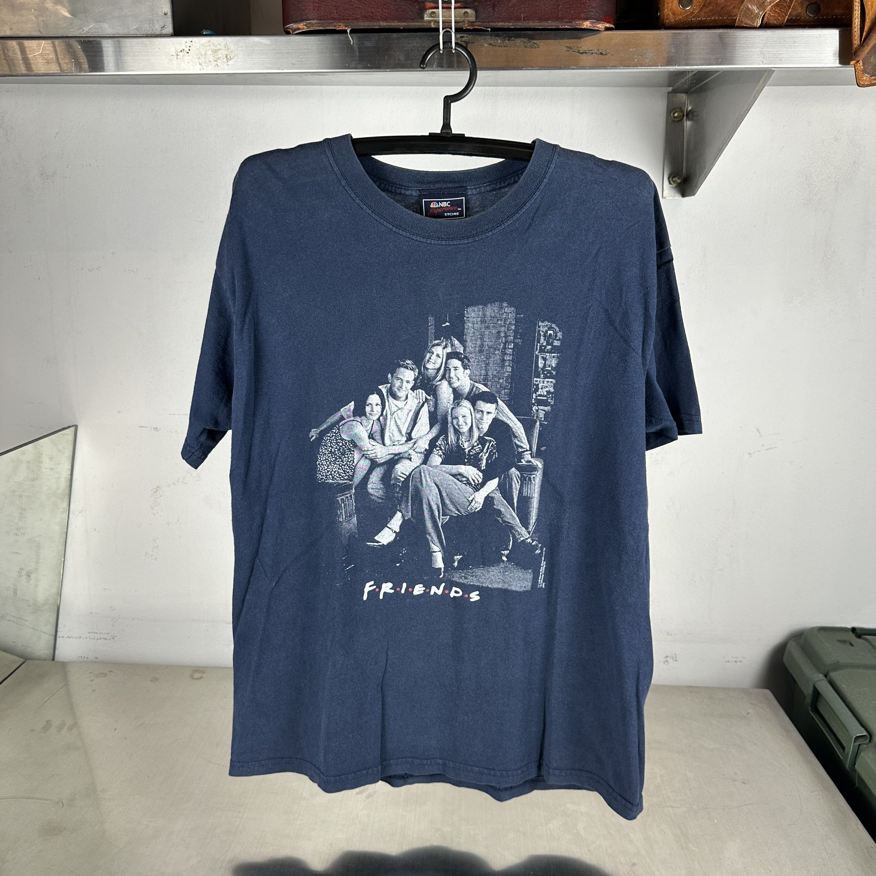 Vintage Vintage 2004 Friends TV Show Sitcom Cast Promo T-Shirt Size US L / EU 52-54 / 3 - 1 Thumbnail