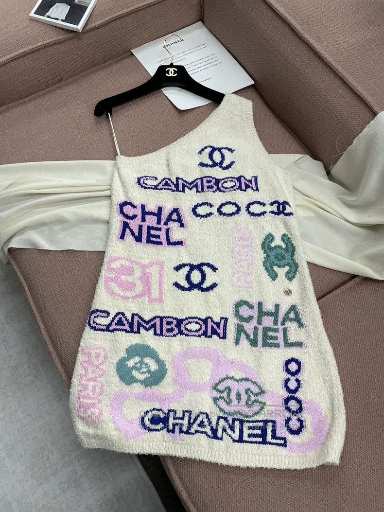 Chanel Chanel 23p popular white letter double C letter logo graff Size XS / US 0-2 / IT 36-38 - 1 Thumbnail