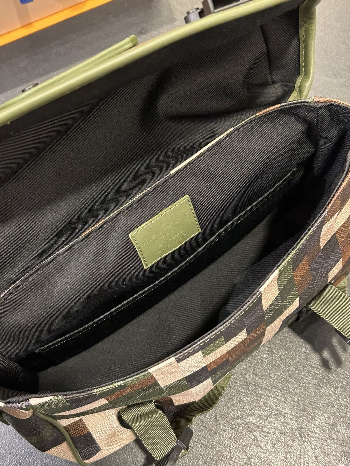 Louis Vuitton Louis Vuitton Damoflage Trail Messenger Bag Size ONE SIZE - 10 Thumbnail