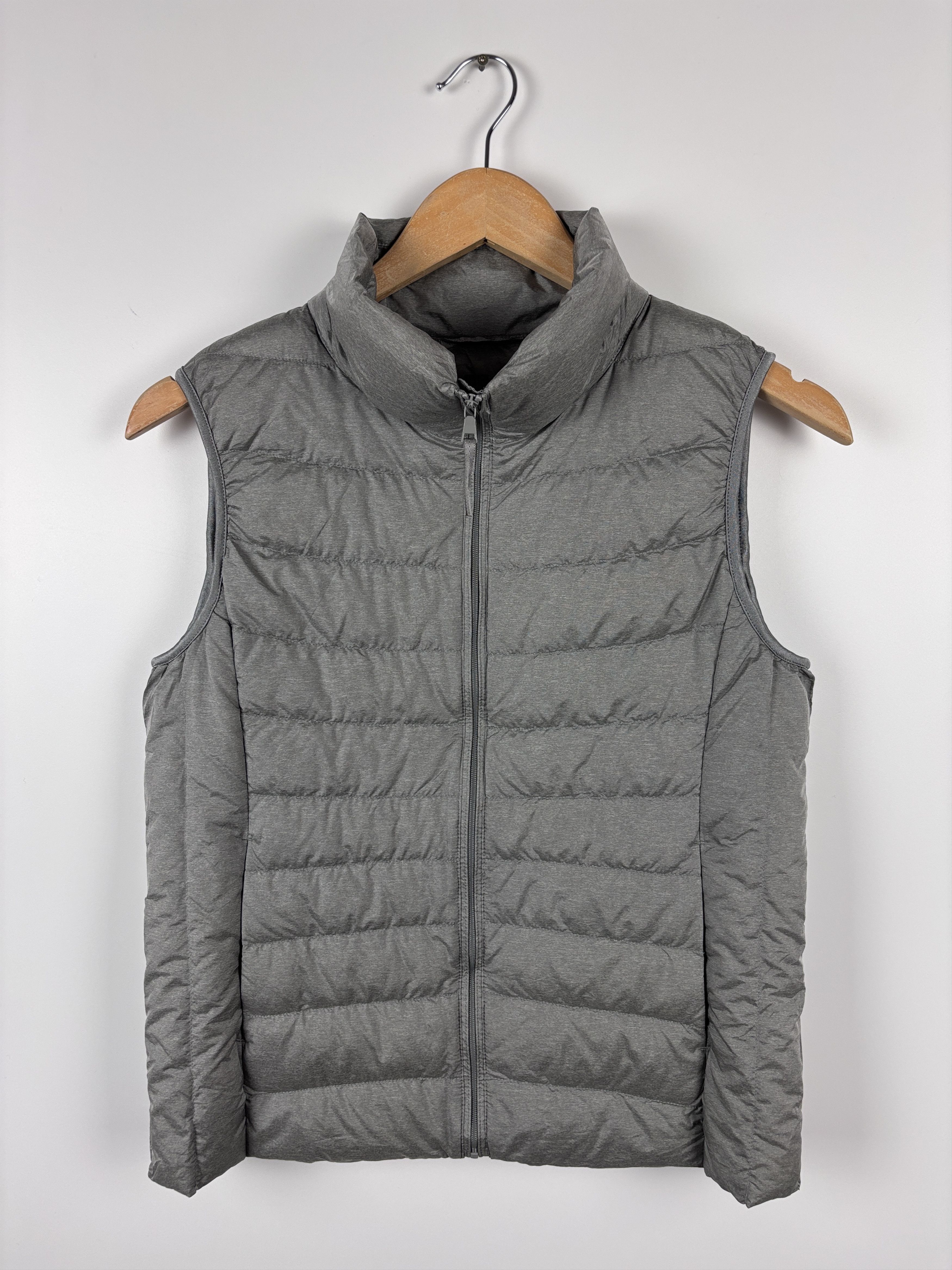 Uniqlo Womens Uniqlo Down Puffer Vest Gray Size M Size M / US 6-8 / IT 42-44 - 1 Thumbnail