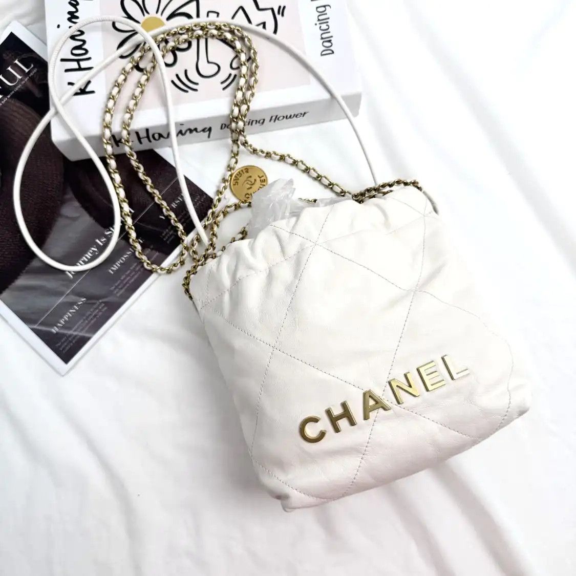 Chanel CHANEL 22 mini white cowhide leather quilted 22 bag shoulder bag gold hardware Size ONE SIZE - 1 Thumbnail