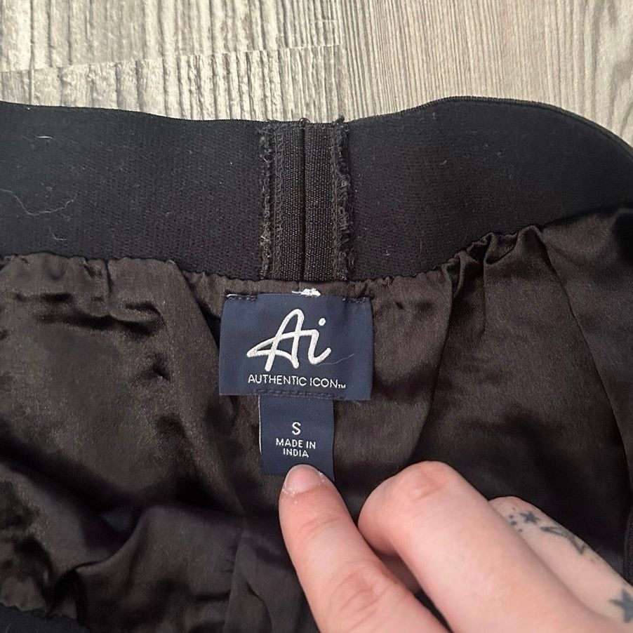ICON Motorsports AI authentic icon gold and black sequin shorts Size 26" / US 2 / IT 38 - 2 Thumbnail