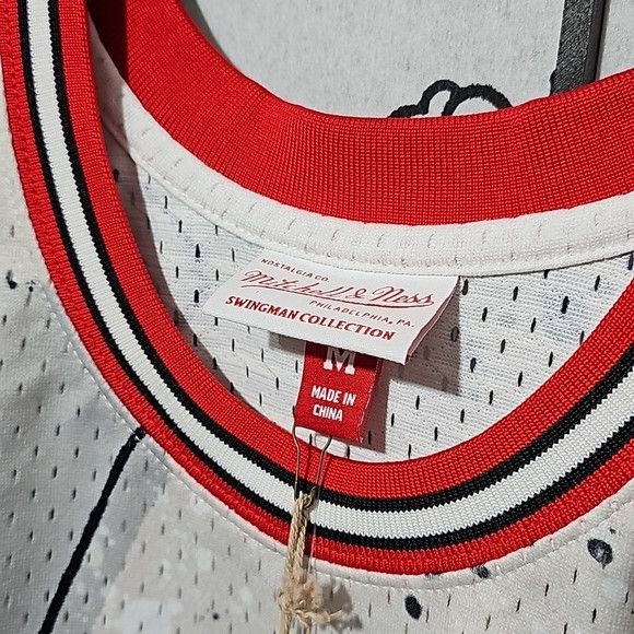 Mitchell & Ness Chicago Bulls Throwback Jersey Tony Kukoc Medium NWT Size US M / EU 48-50 / 2 - 6 Thumbnail