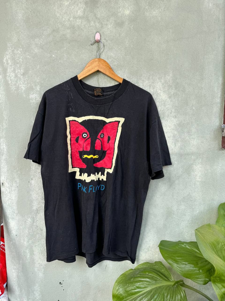 Vintage 90s pink Floyd Black tee