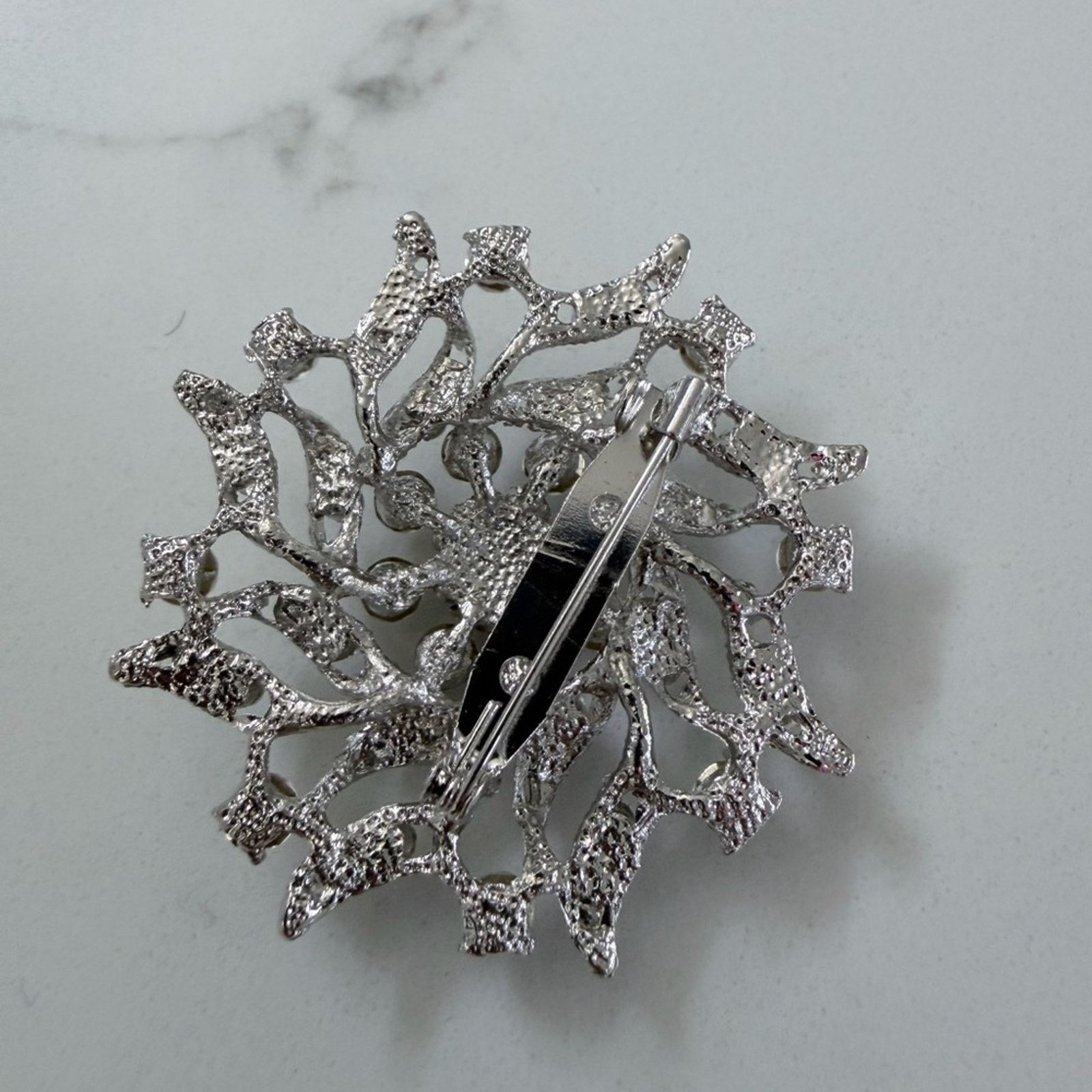 Other Vintage Silver Crystal Flower Swirl Floral Starburst Brooch Size ONE SIZE - 3 Thumbnail