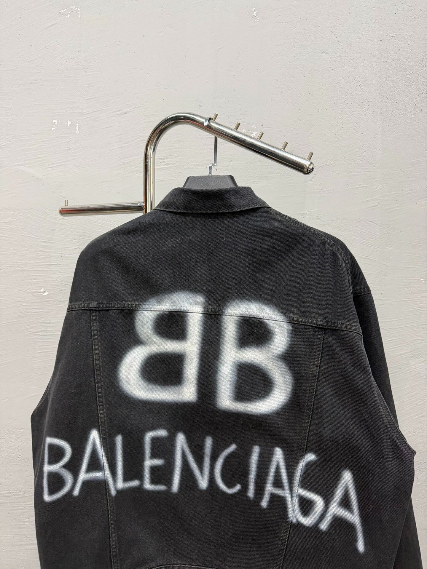 Balenciaga balenciaga black spray logo denim jacket Size US S / EU 44-46 / 1 - 4 Thumbnail