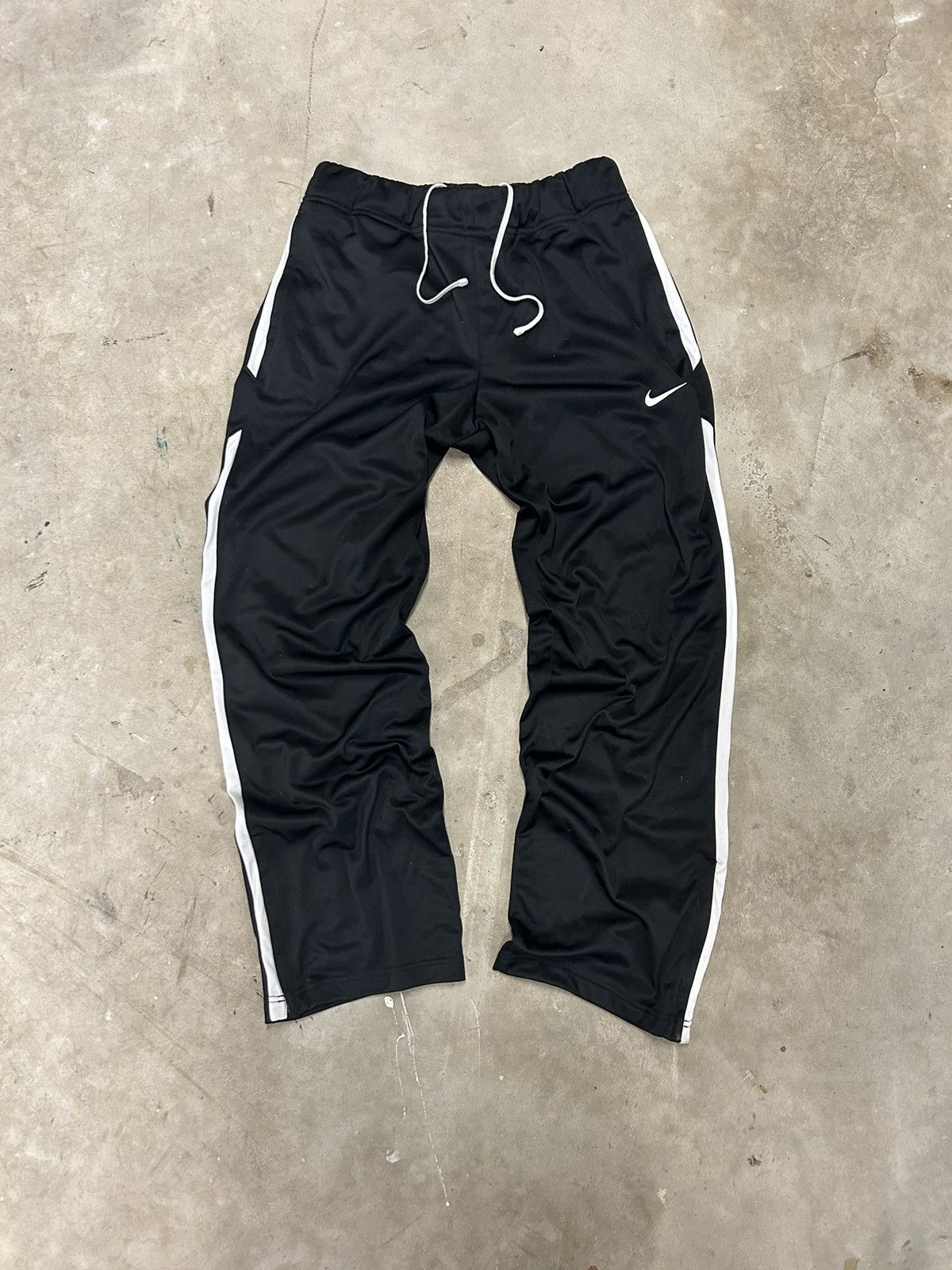 Nike swishy pants hotsell