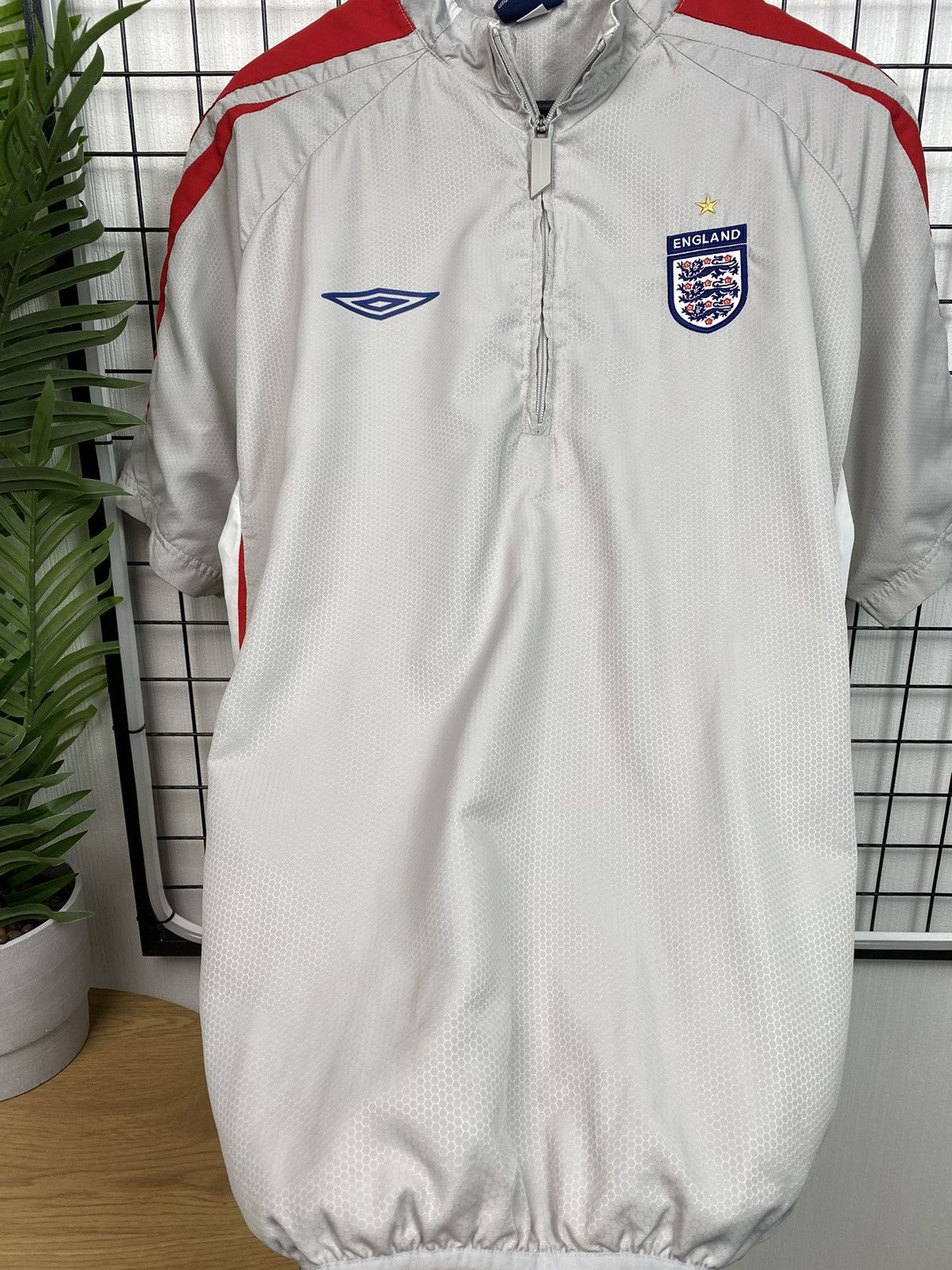 Umbro England Umbro soccer team training jersey L size football Size US L / EU 52-54 / 3 - 9 Thumbnail