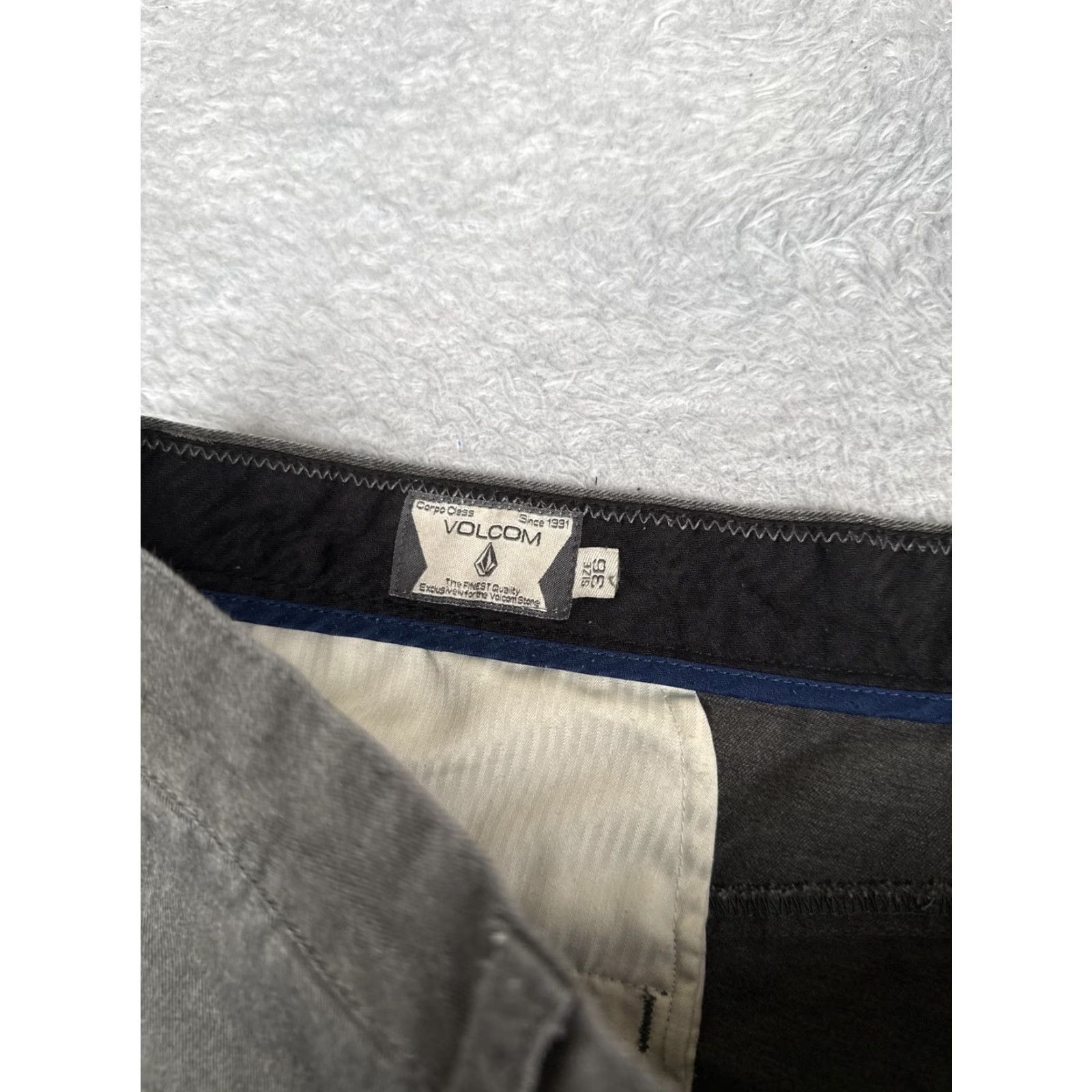 Volcom Volcom Mens 36 Gray Canvas Chino Shorts Flat Front Inseam 11 Casual Summer Skate Pockets Relaxed Fit Regular Rise Mid Vintage No Size US 36 / EU 52 - 7 Thumbnail