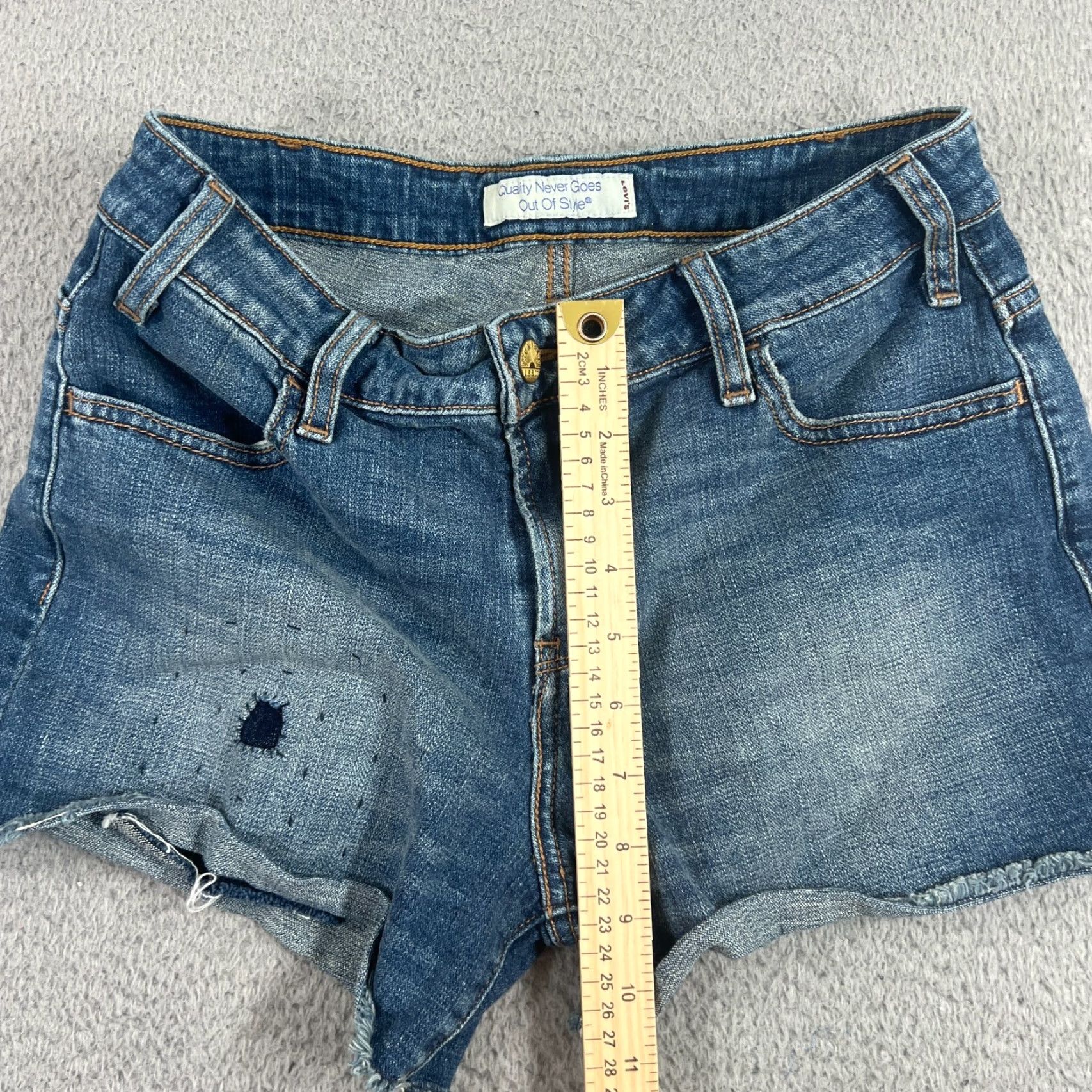 Levi's Levi's Women's Blue Denim Cut Off Shorts Size 4 Mid Rise Patchwork Y2K Size 27" / US 4 / IT 40 - 4 Thumbnail