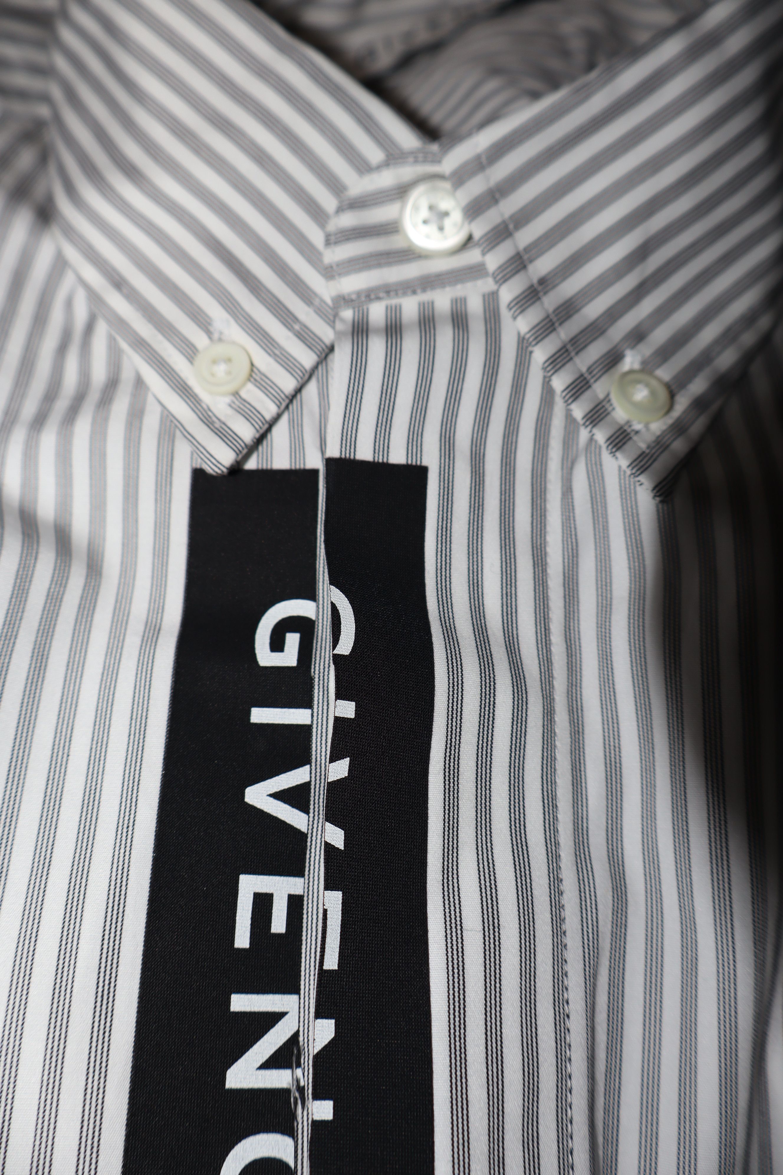 Givenchy Logo tape oversized shirt Size US L / EU 52-54 / 3 - 13 Thumbnail