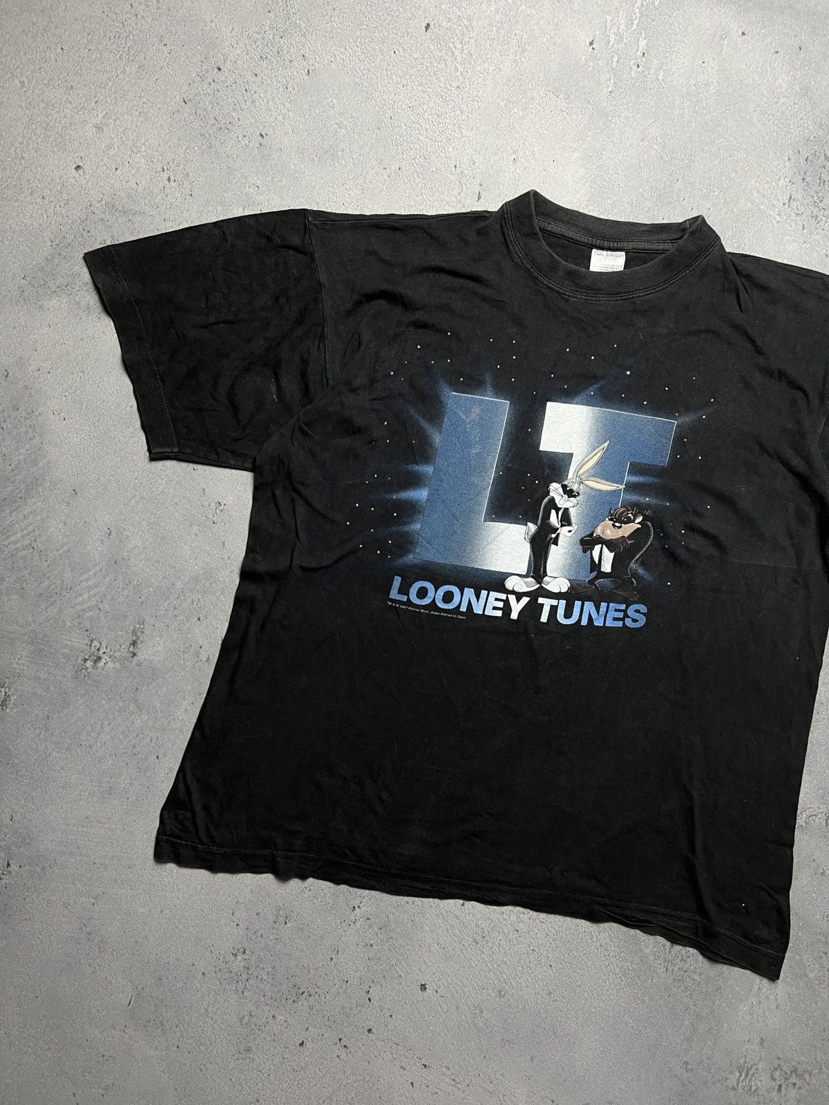 Vintage Vintage 1997 Looney Tunes Bugs And Taz Men In Black Tee Size US XL / EU 56 / 4 - 4 Thumbnail