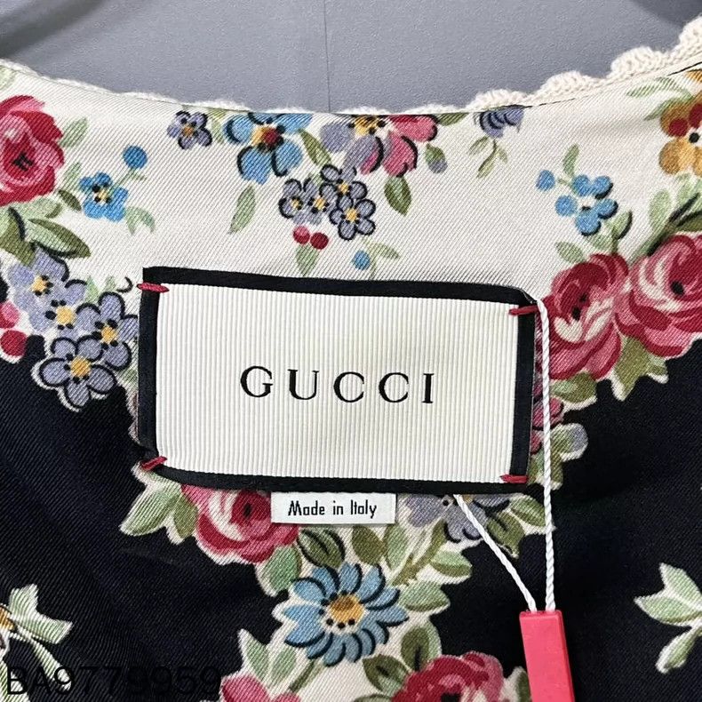 Gucci Gucci Size OS Show black and white knitted cardigan sweate Size US S / EU 44-46 / 1 - 5 Thumbnail