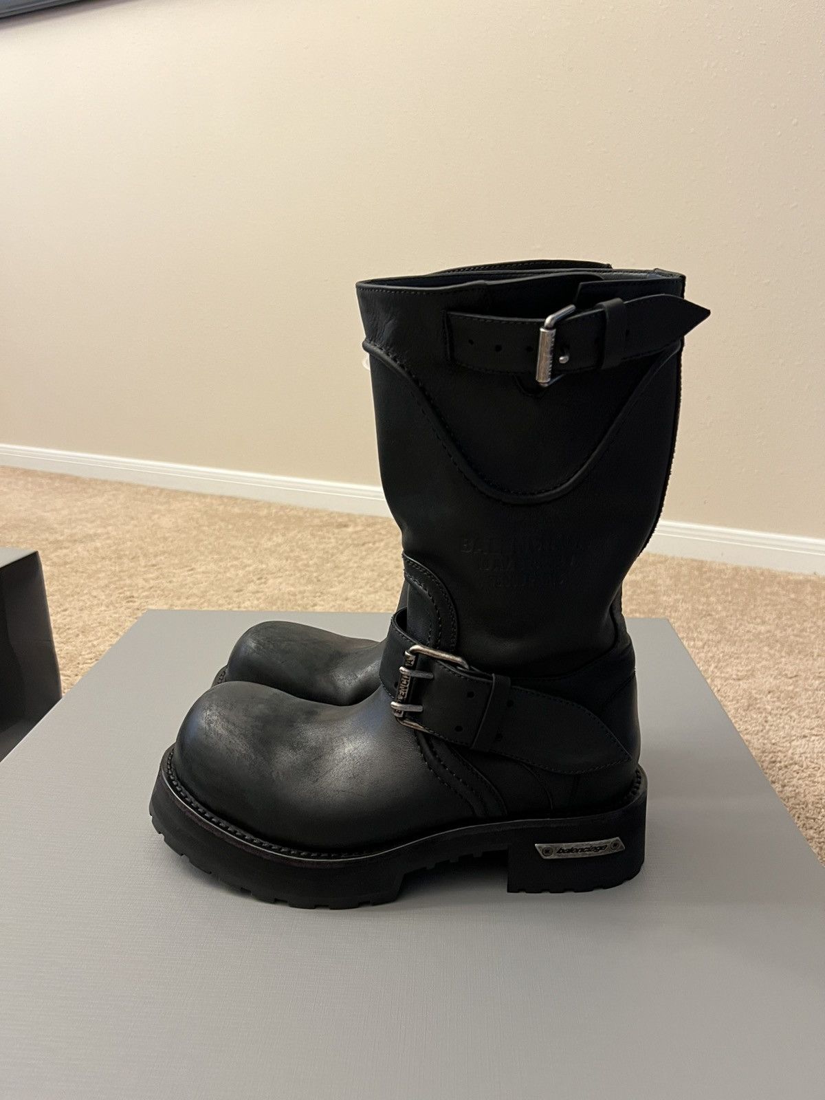 靴 Balenciaga Leather Harness-strap Mules Balenciaga Balenciaga Black Distressed Leather Harness-strap