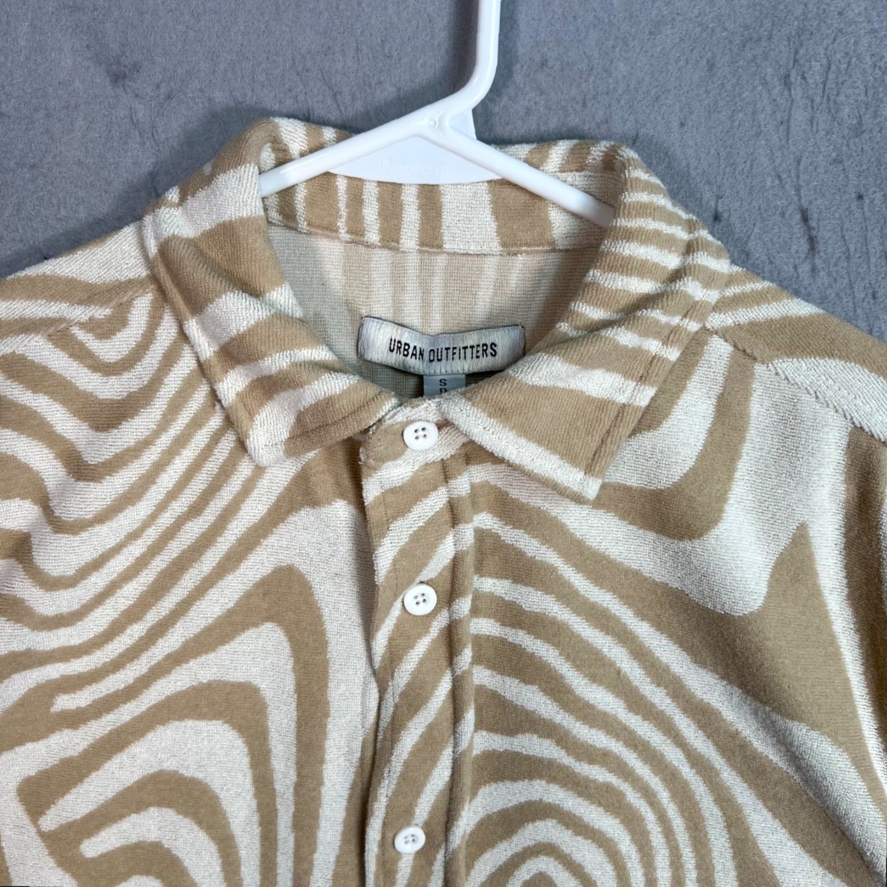Urban Outfitters Urban Outfitters Mens Small Abstract Print Button-Up Shirt Beige White Polyester Shirt Mens Small Abstract Print Button-Up Beige White Polyester Size S / US 4 / IT 40 - 3 Thumbnail