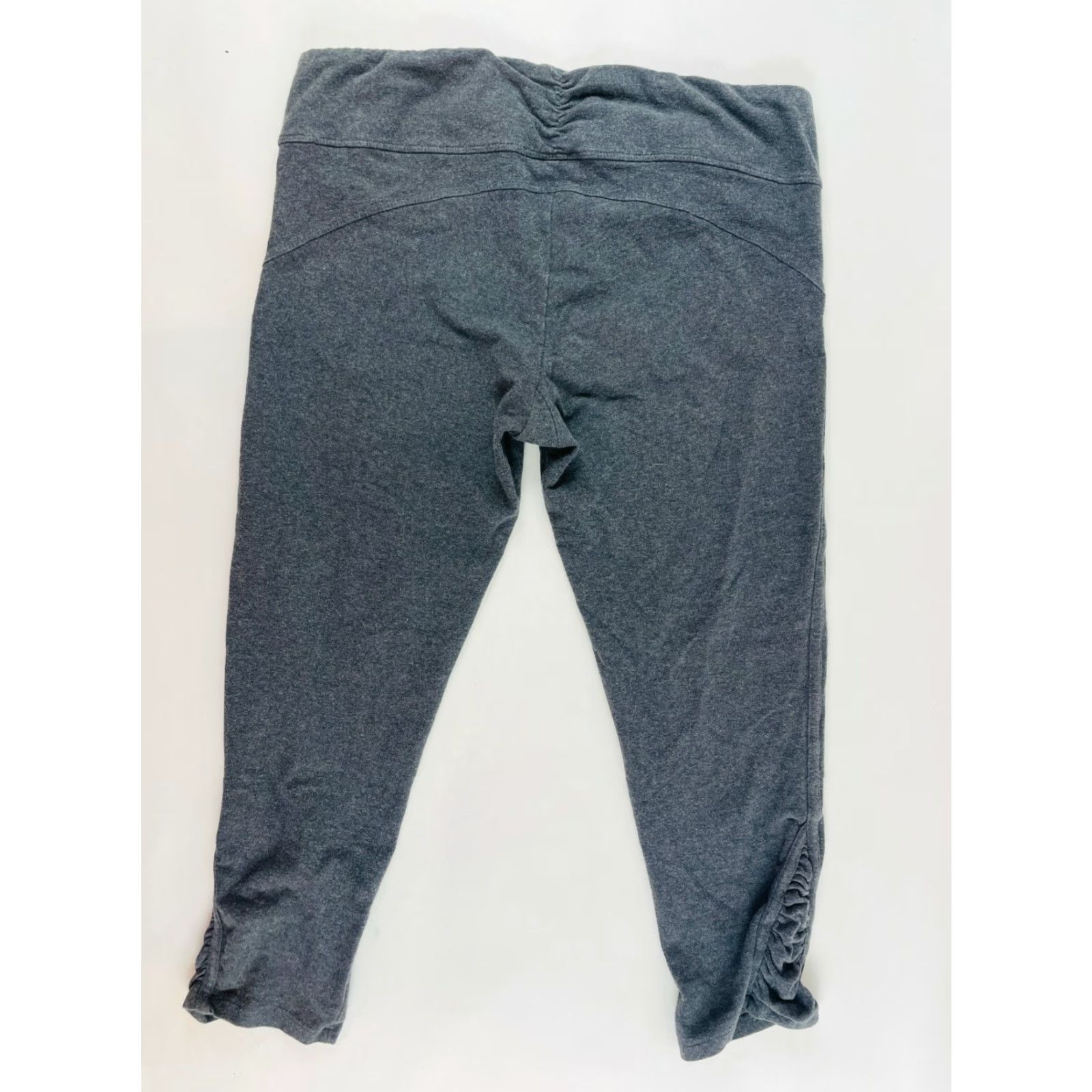 Athleta Athleta Capri Pants Women's Size S Gray Pull On Ruched Side Hem Waistband Activewear Yoga Pants Miss? No Tag Removed? (Grey) Women Size 28" / US 6 / IT 42 - 2 Thumbnail